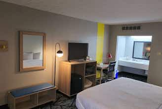 Hotel Super 8 by Wyndham Traverse City photo 4