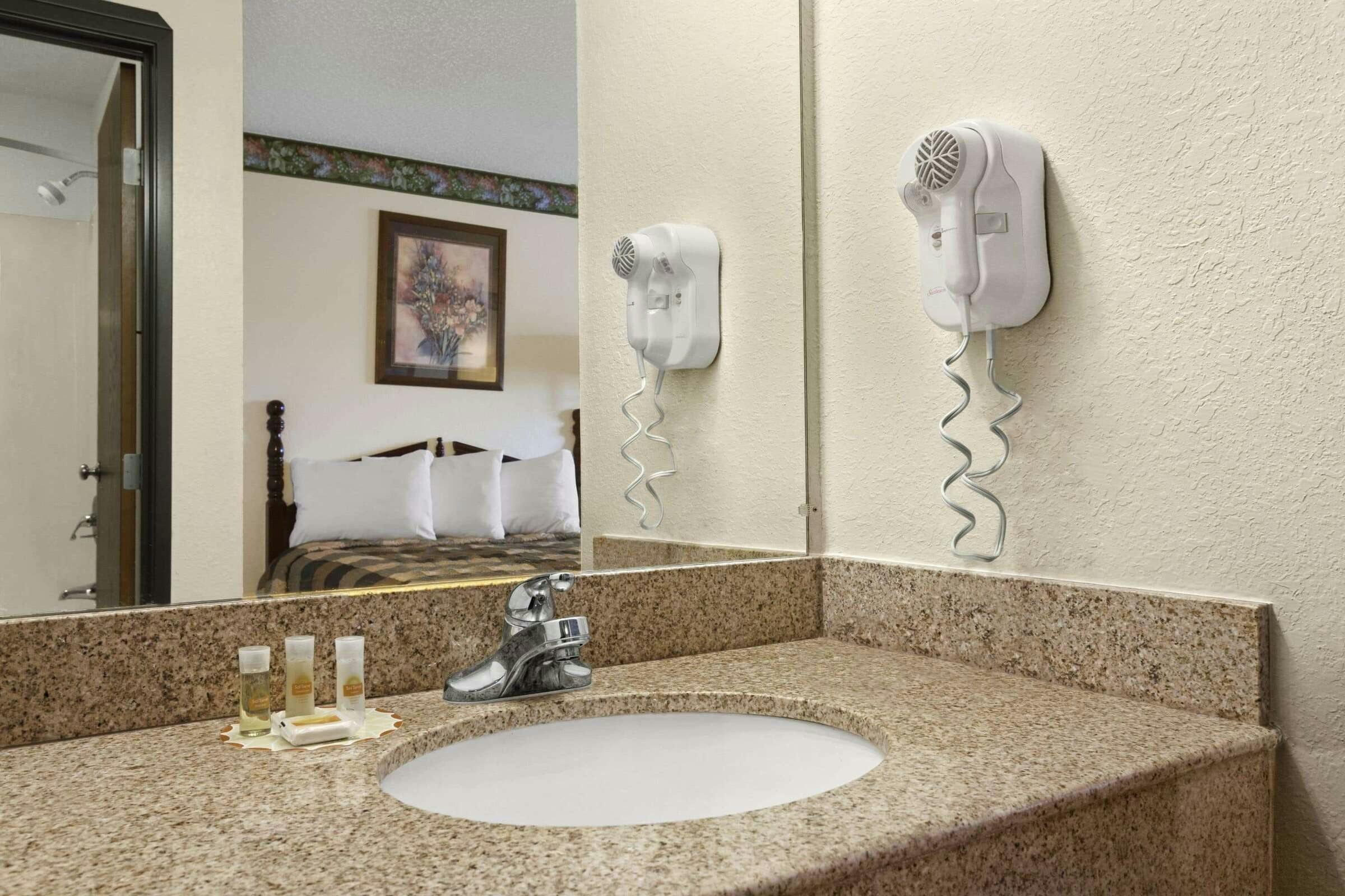 Hotel Days Inn by Wyndham Sheridan photo 2