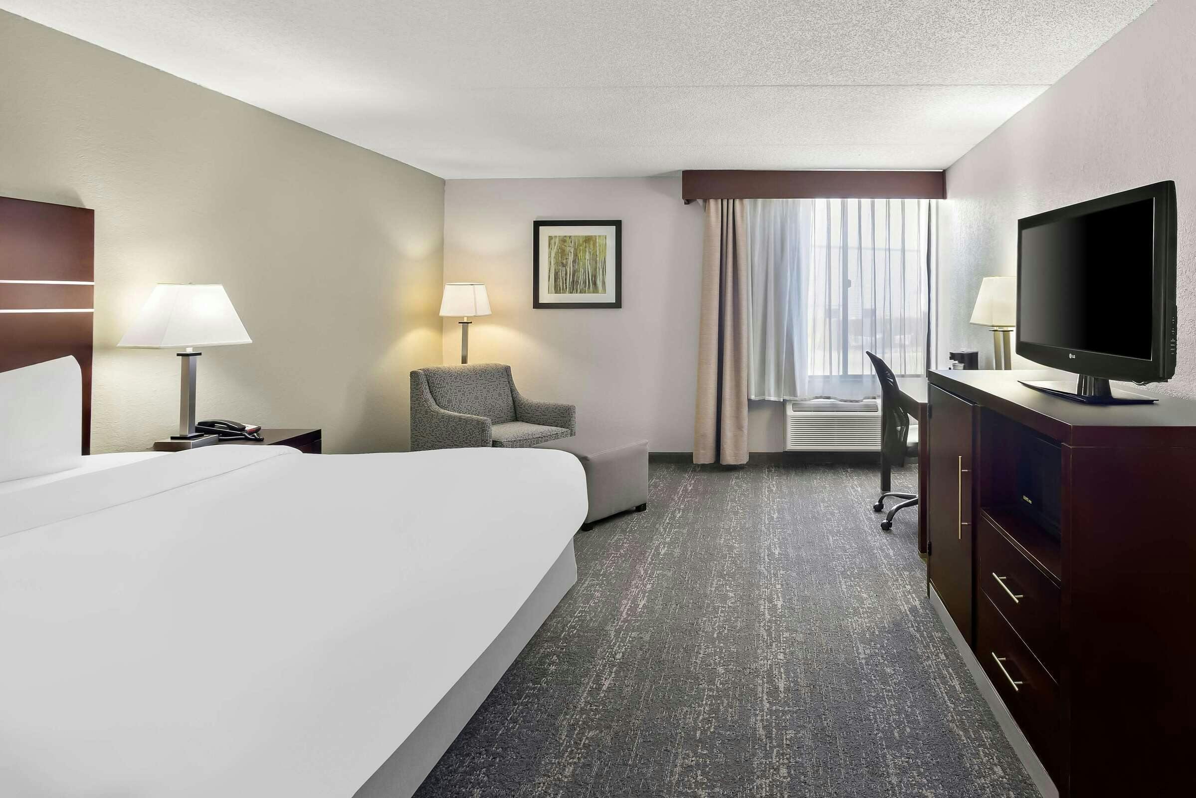 Hotel Best Western Luxbury Inn Fort Wayne photo 4