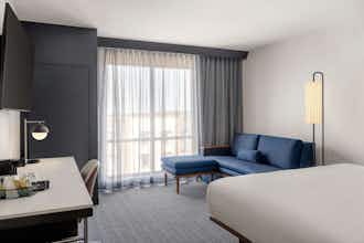 Hotel Courtyard Milwaukee Brookfield at Poplar Creek photo 1