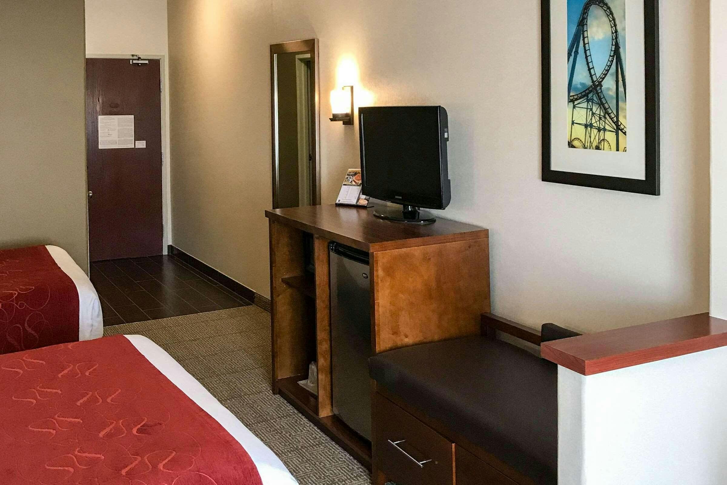 Hotel Comfort Suites Near Six Flags Magic Mountain photo 3