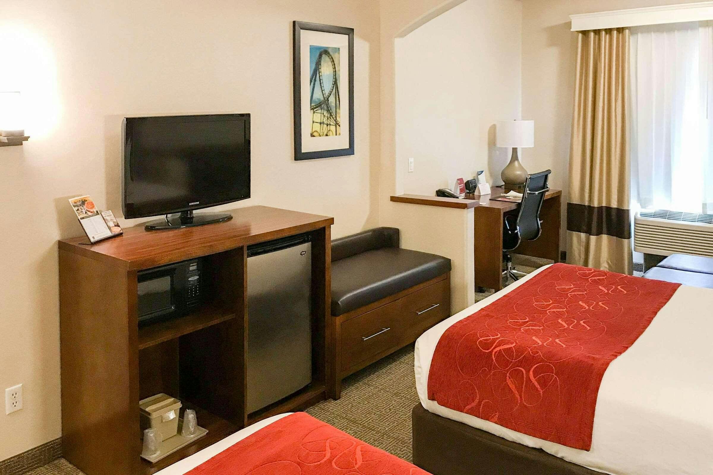 Hotel Comfort Suites Near Six Flags Magic Mountain photo 2