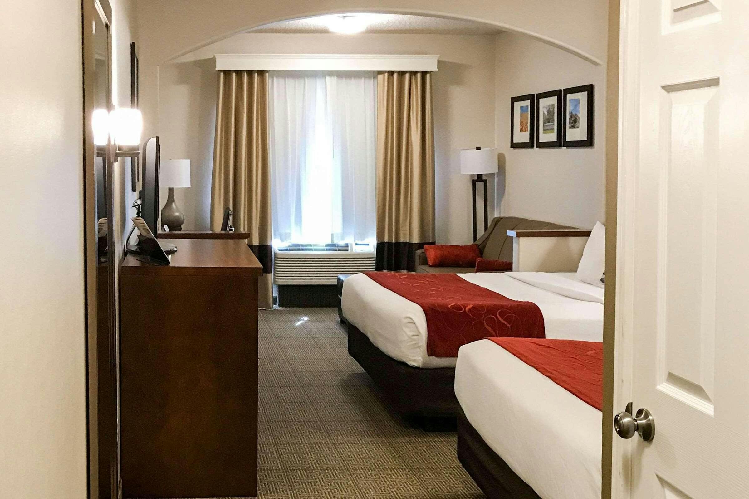 Hotel Comfort Suites Near Six Flags Magic Mountain photo 1