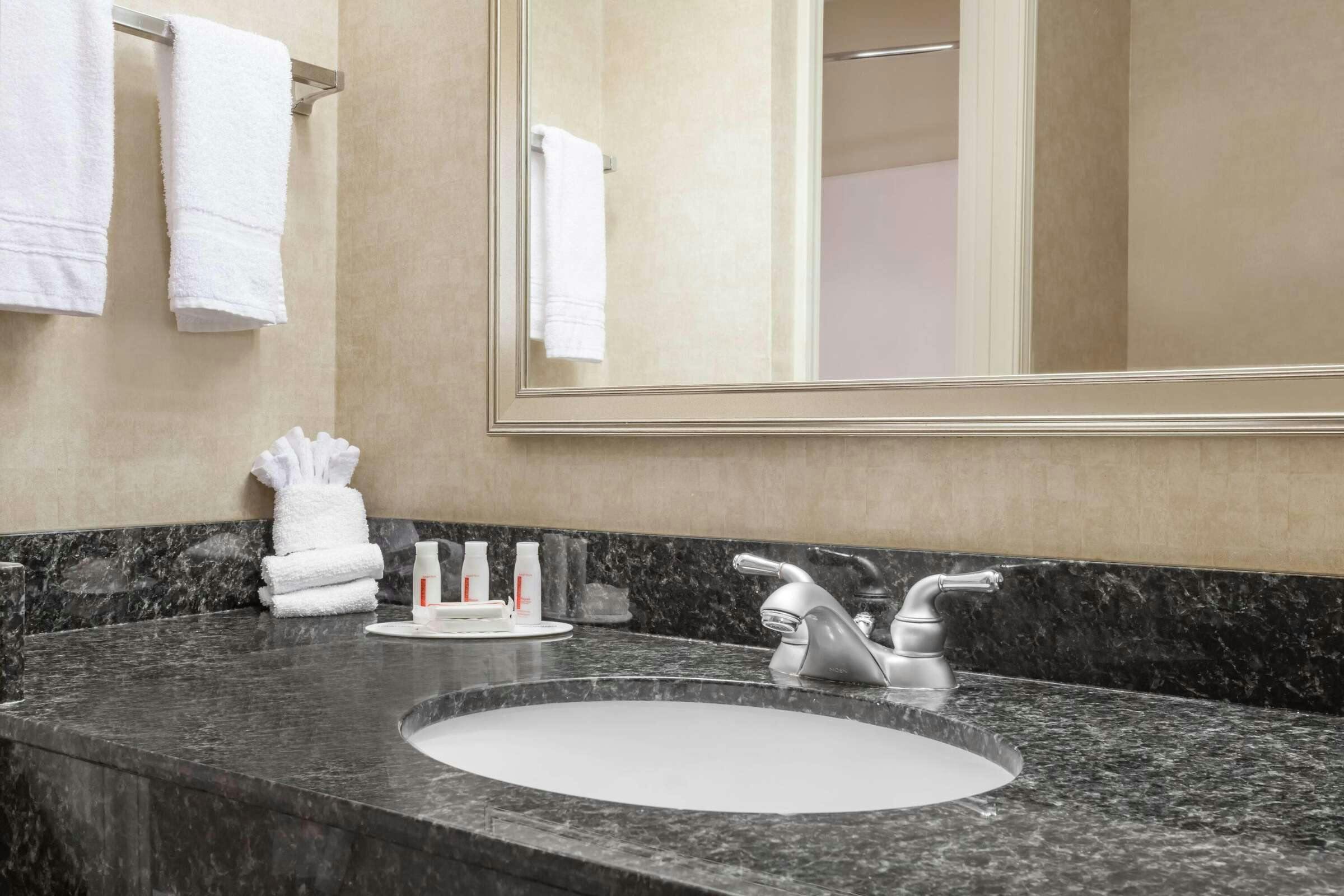 Hotel Howard Johnson by Wyndham Evansville East photo 5