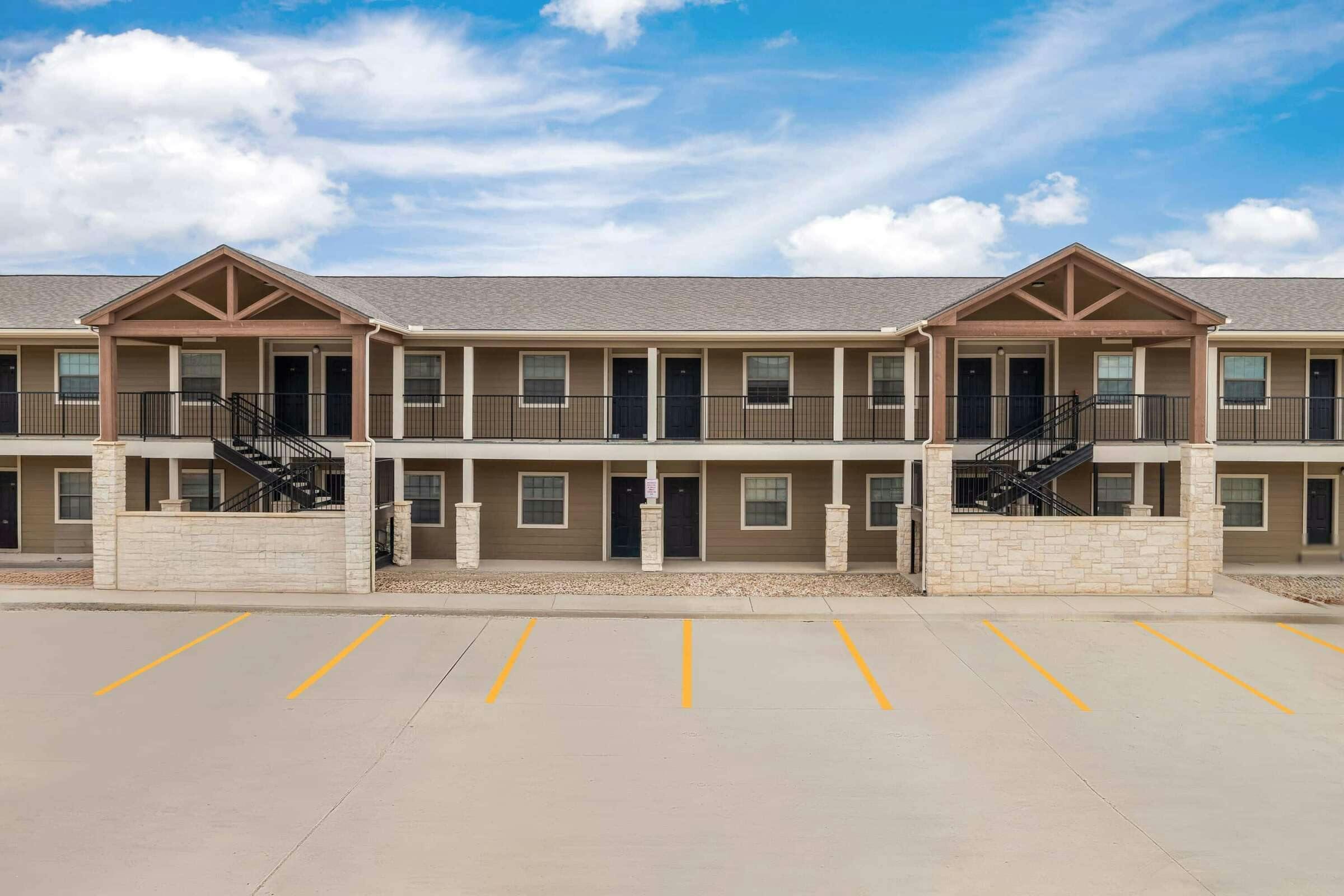 Hotel Eagle's Den Suites Carrizo Springs a Travelodge by Wyndham photo 2