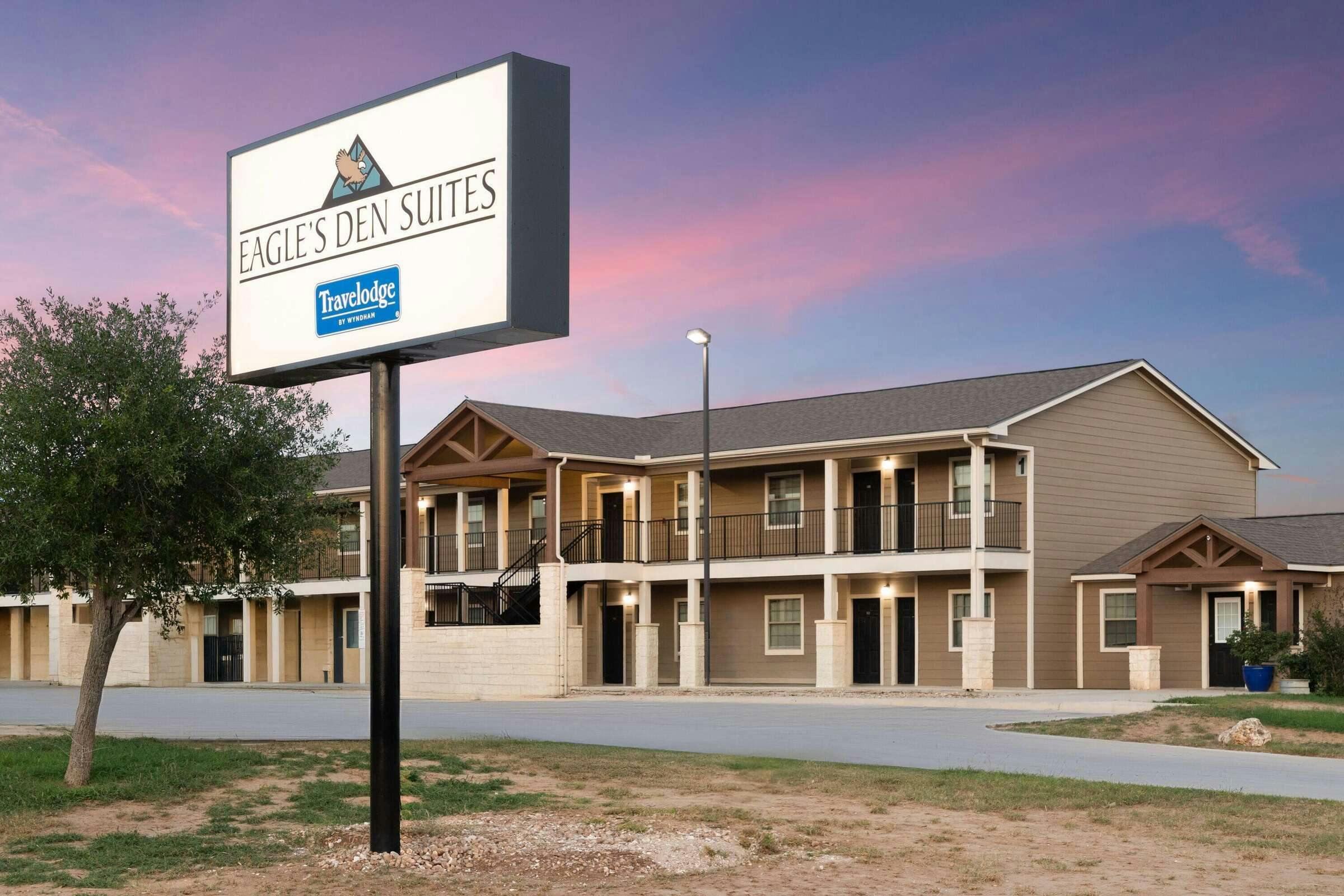 Hotel Eagle's Den Suites Carrizo Springs a Travelodge by Wyndham photo 4