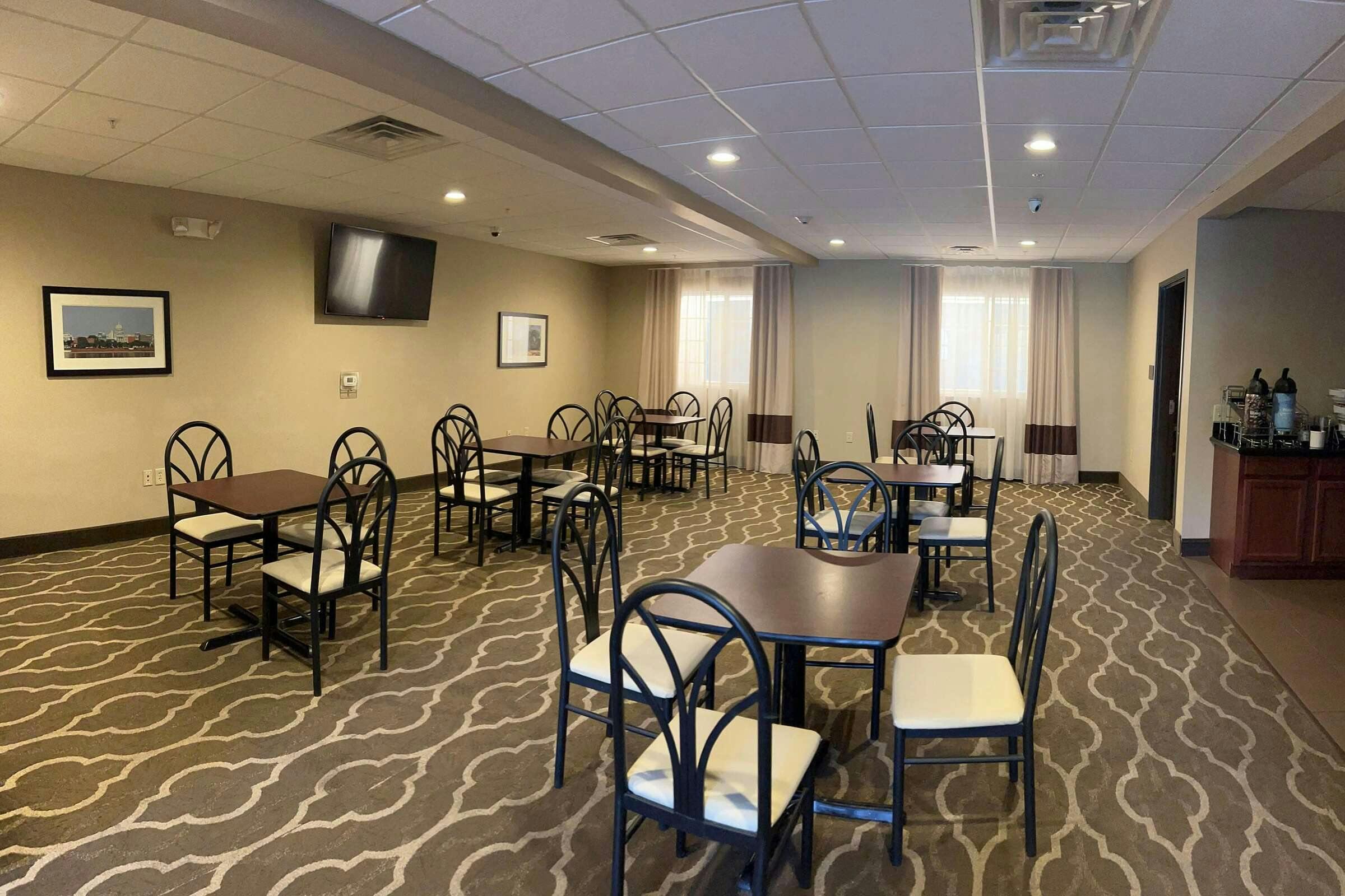 Hotel Days Inn & Suites by Wyndham Manheim Lebanon photo 5