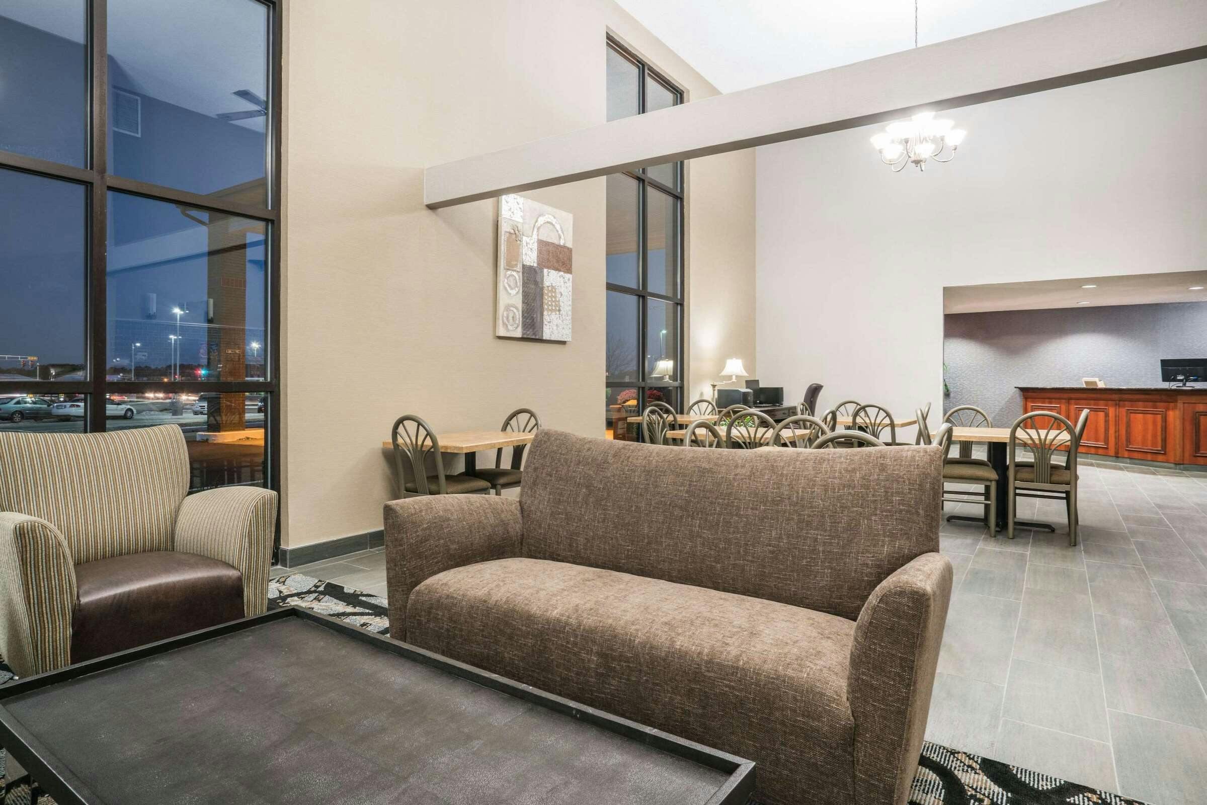 Hotel Days Inn and Suites Wausau photo 1