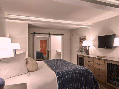 Hotel Fredericksburg Inn and Suites photo 2