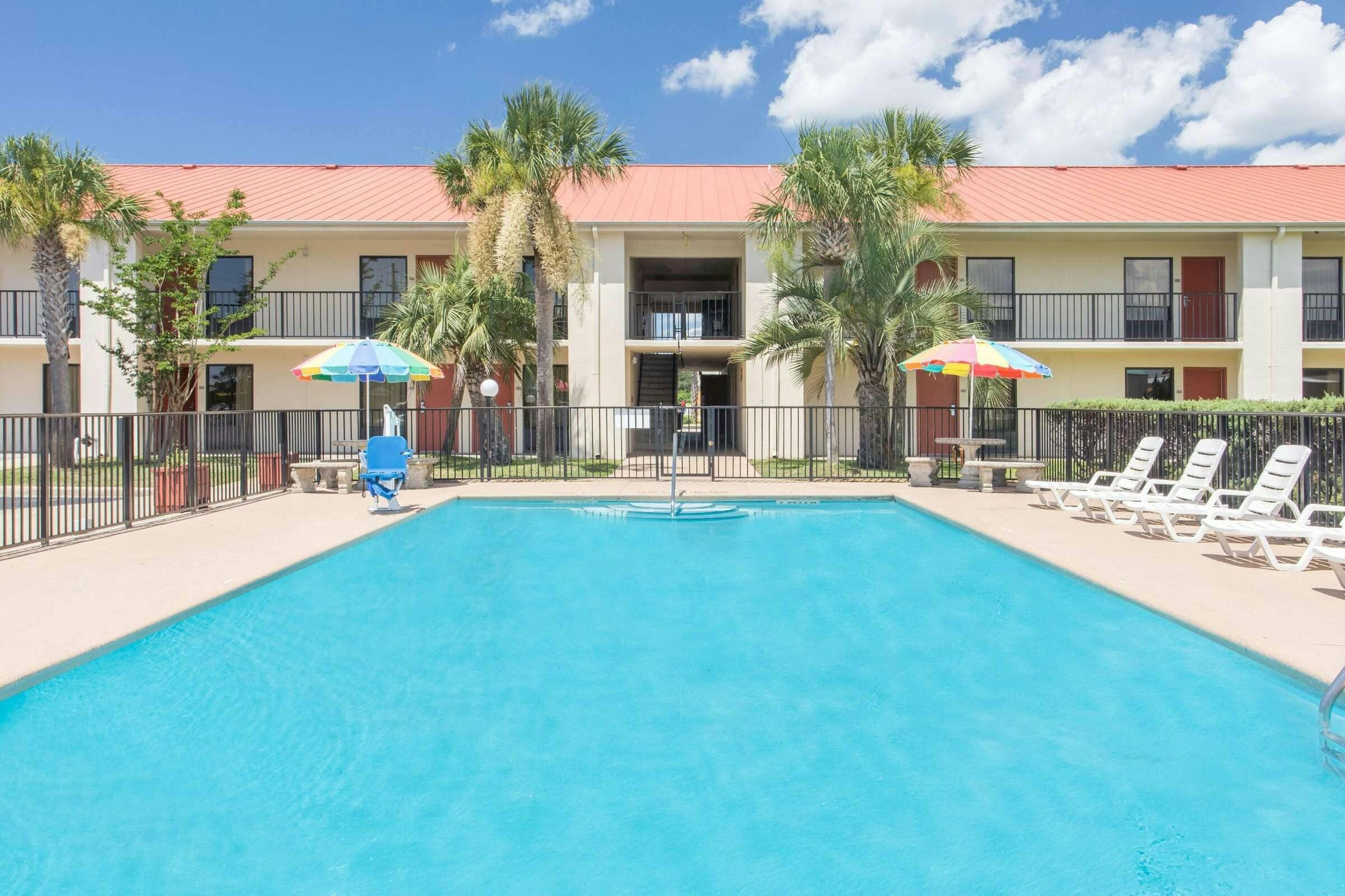 Hotel Days Inn Navarre near Beach photo 1