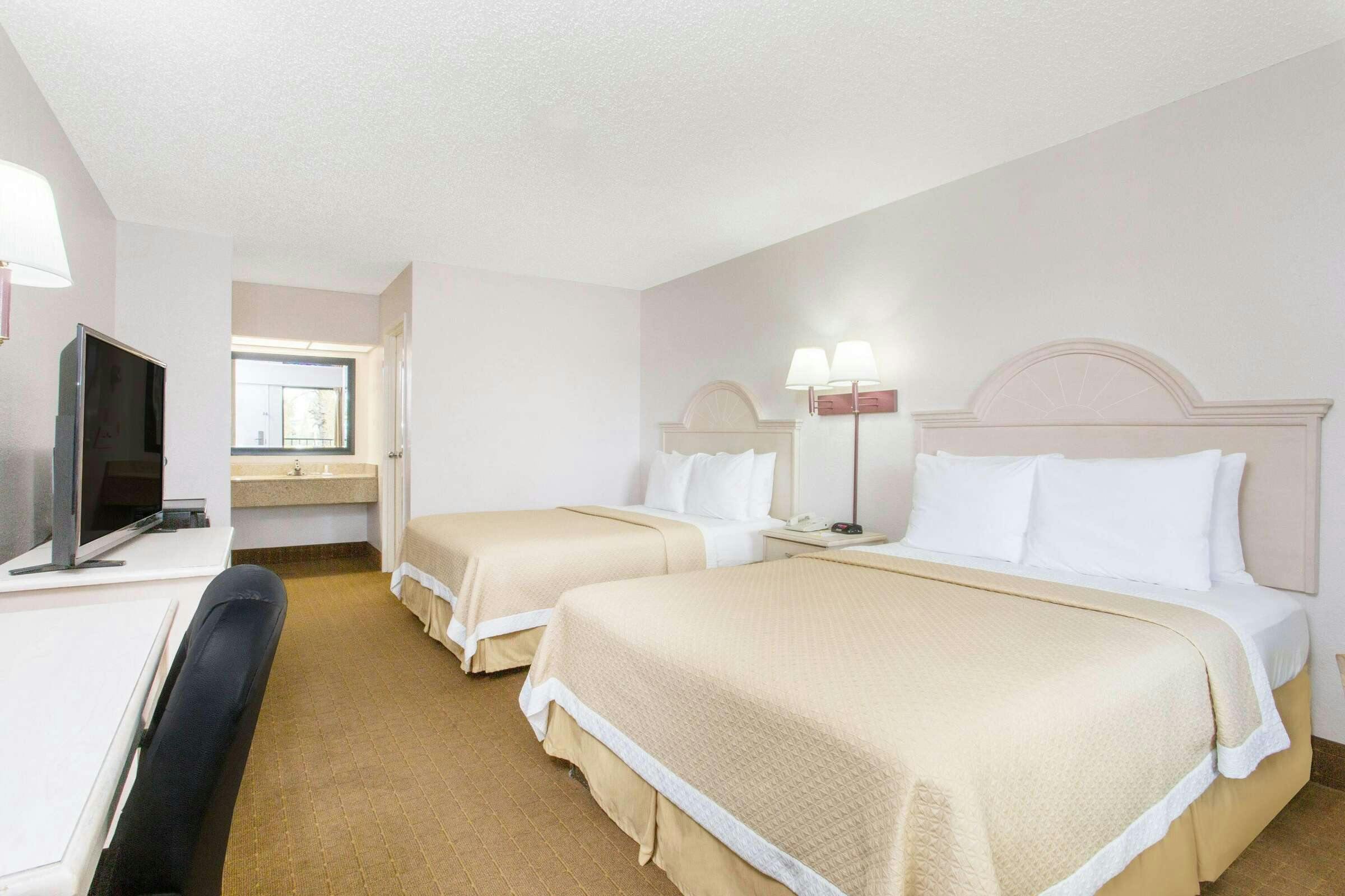 Hotel Days Inn Navarre near Beach photo 2