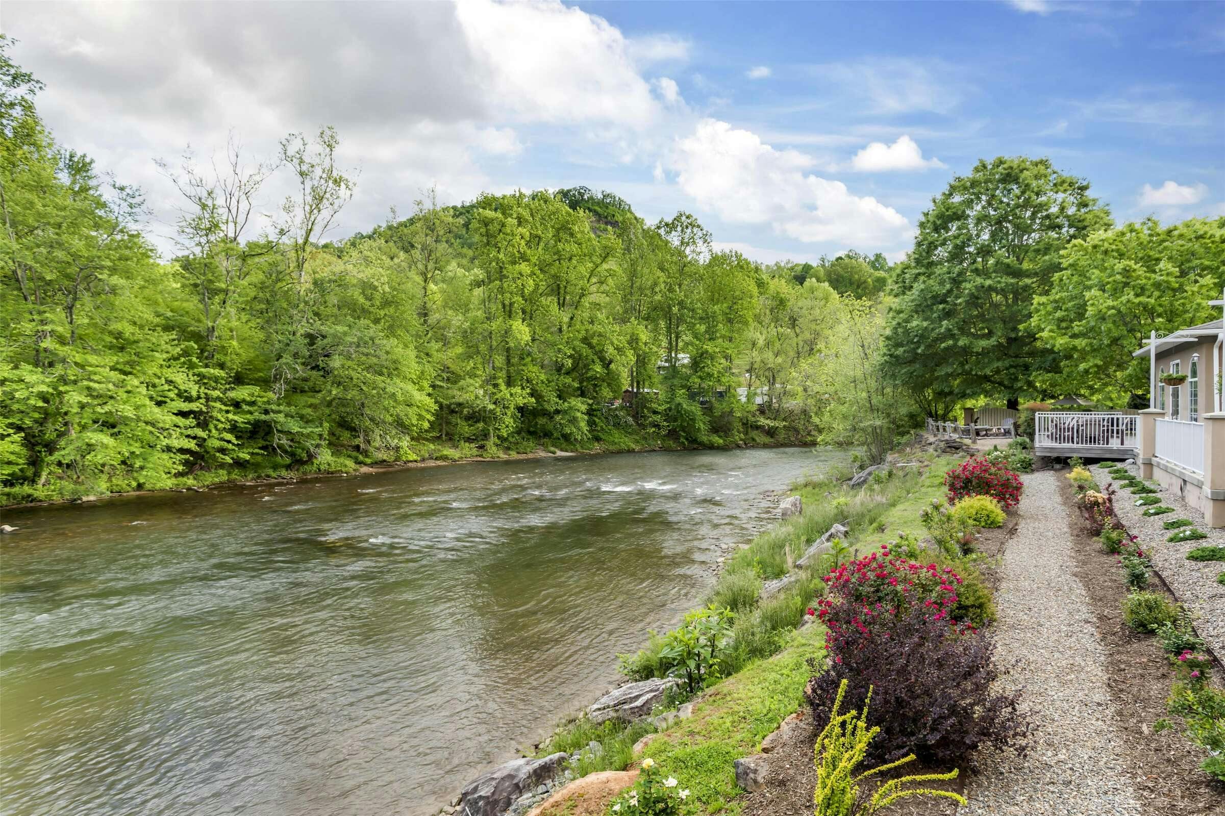 Best Western Plus River Escape Inn & Suites