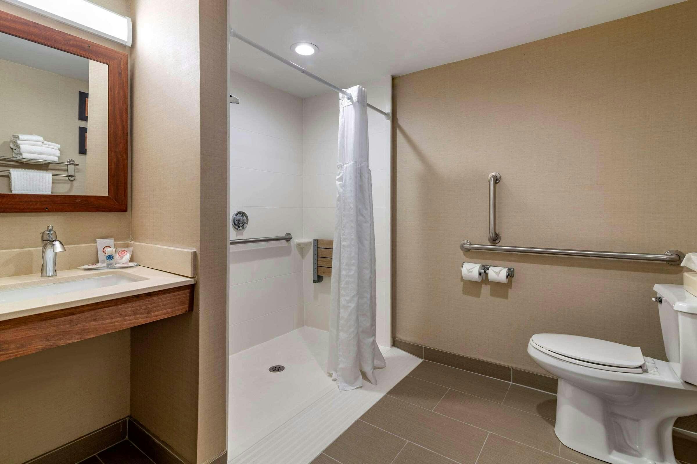 Hotel Comfort Inn Manchester Airport photo 3