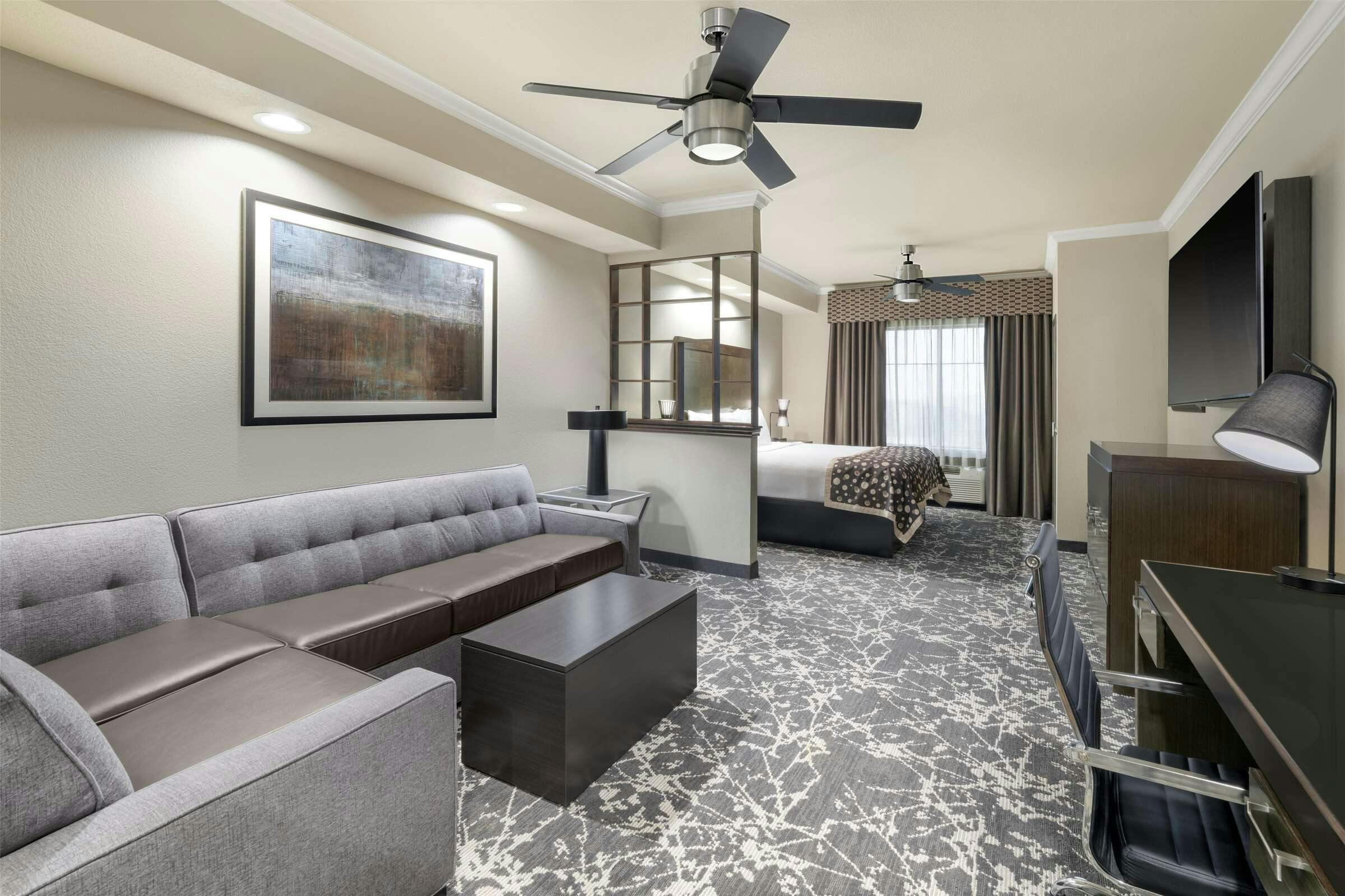 Hotel Best Western Premier Crown Chase Inn & Suites photo 1