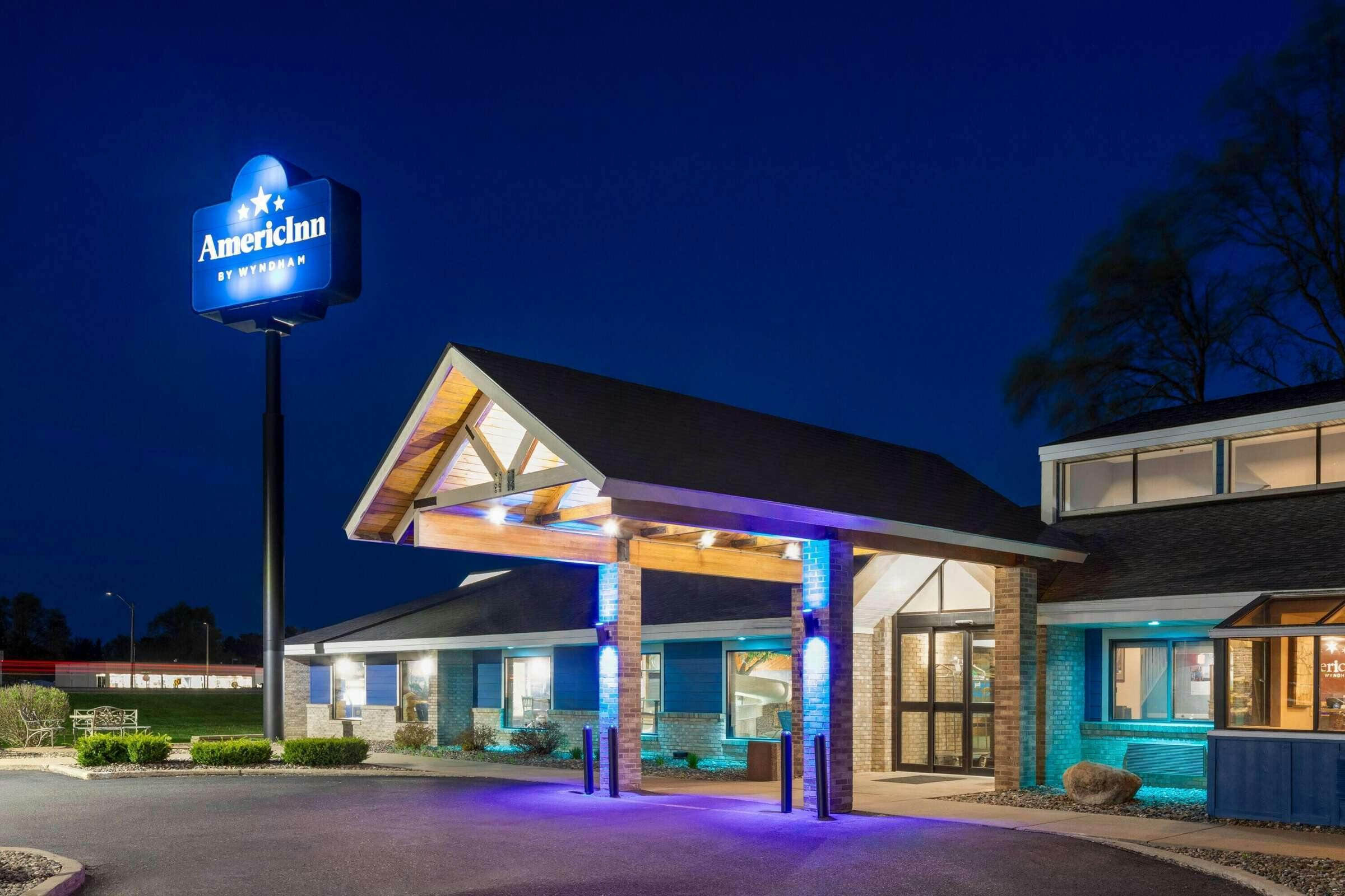 Hotel AmericInn Chippewa photo 2