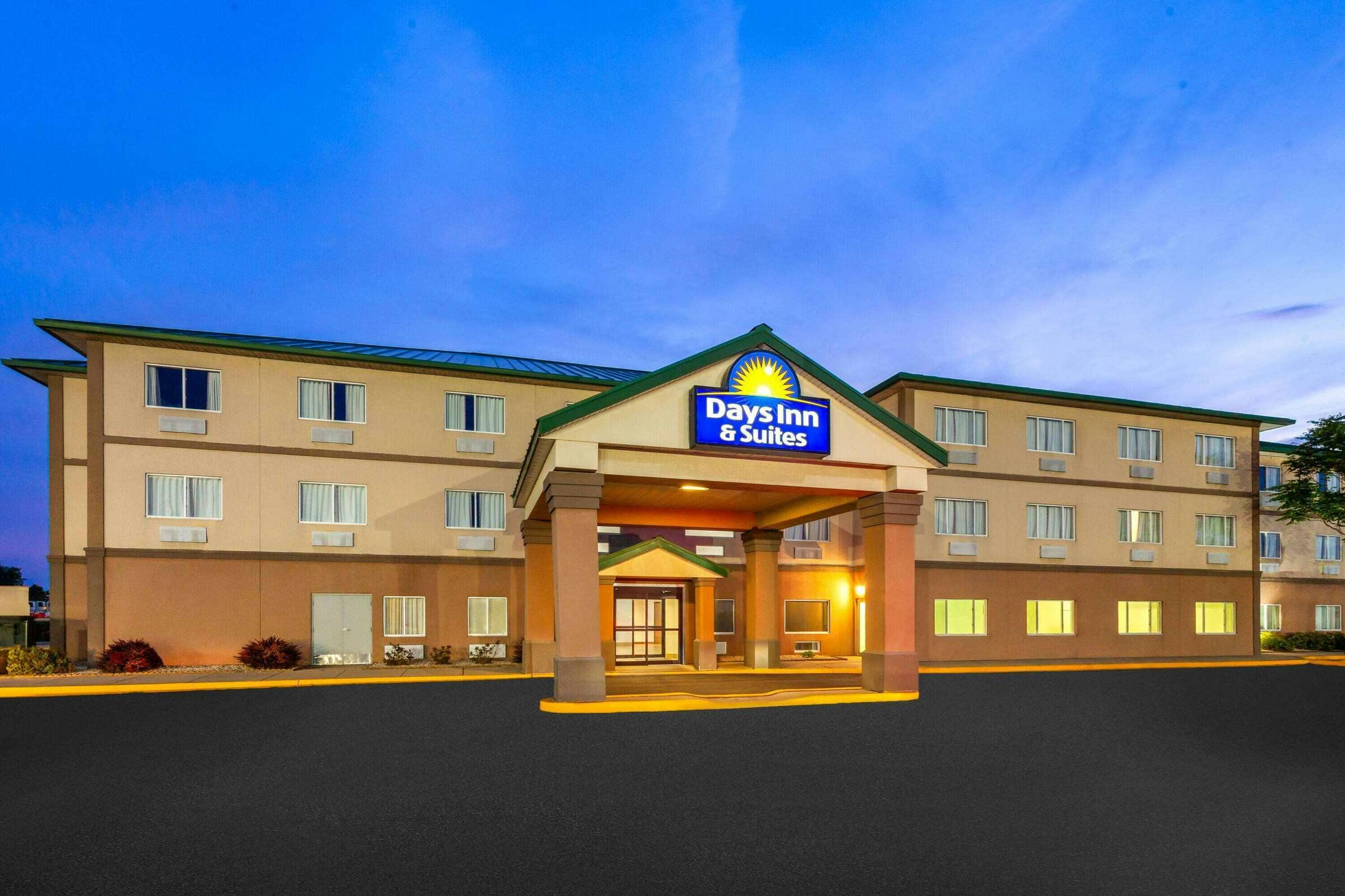 Hotel Days Inn & Suites by Wyndham Morris/I-80 photo 2