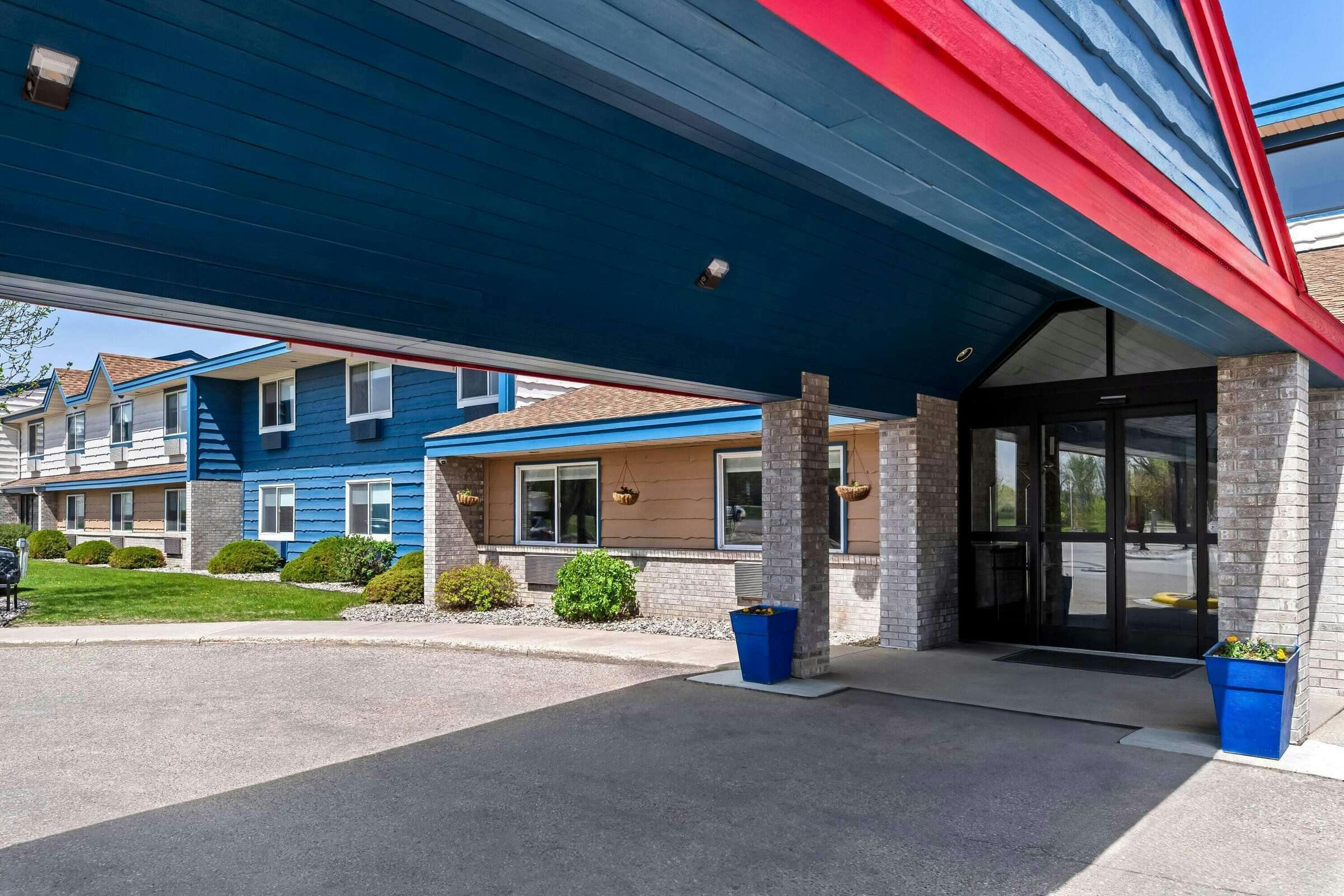 Hotel AmericInn Crookston U of M Crk photo 2