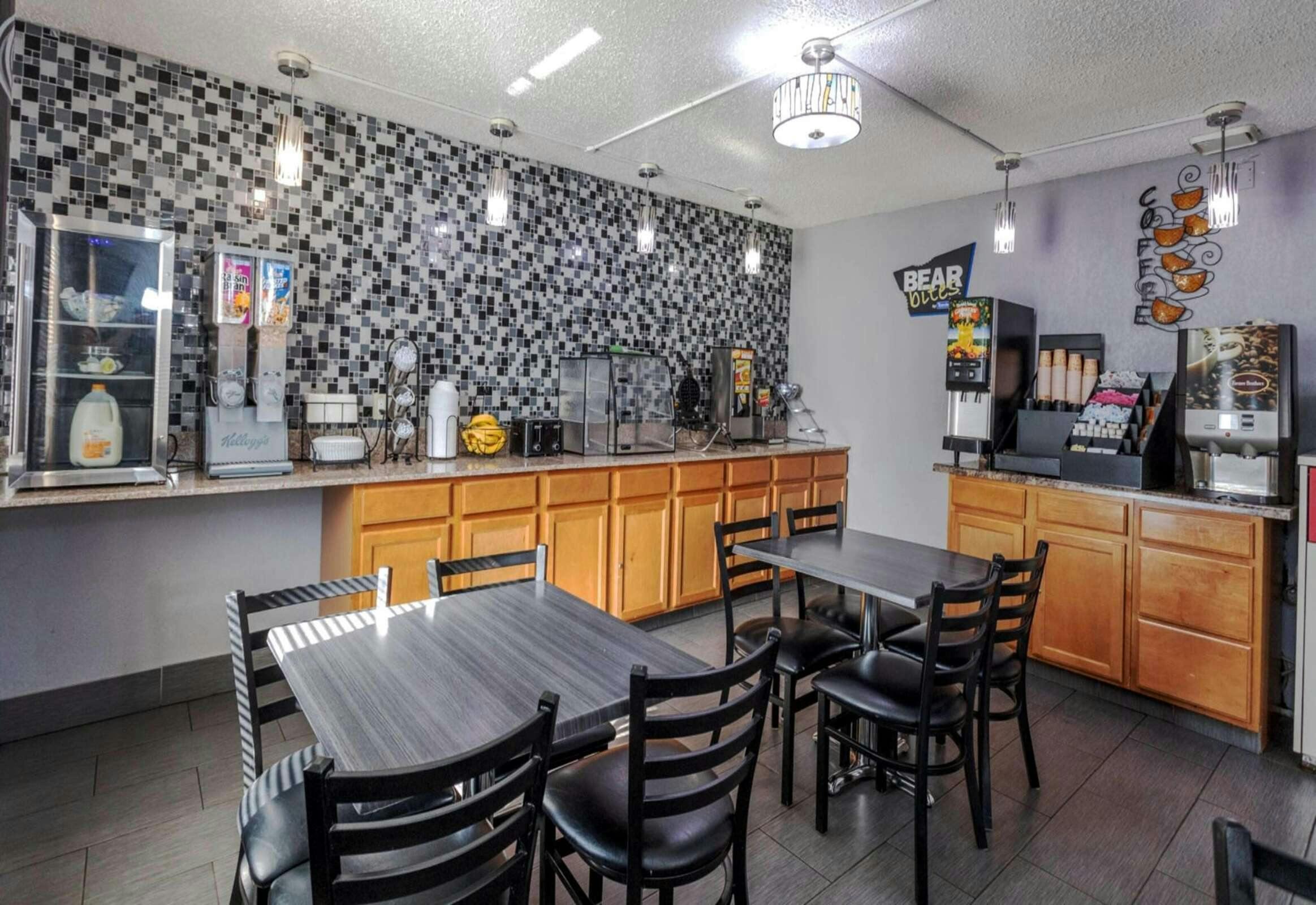 Hotel Travelodge by Wyndham Muskegon photo 2