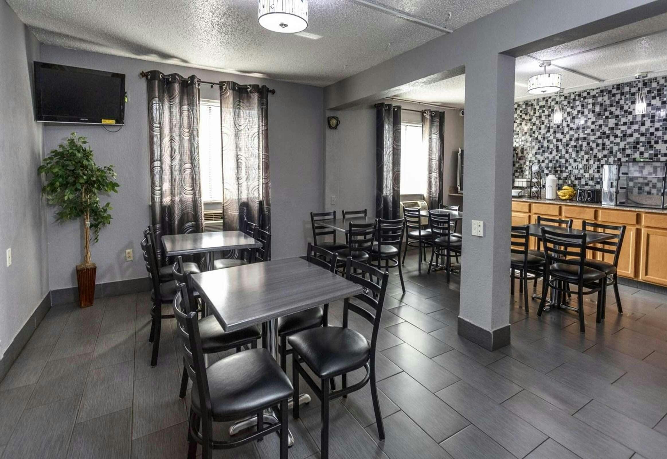 Hotel Travelodge by Wyndham Muskegon photo 3