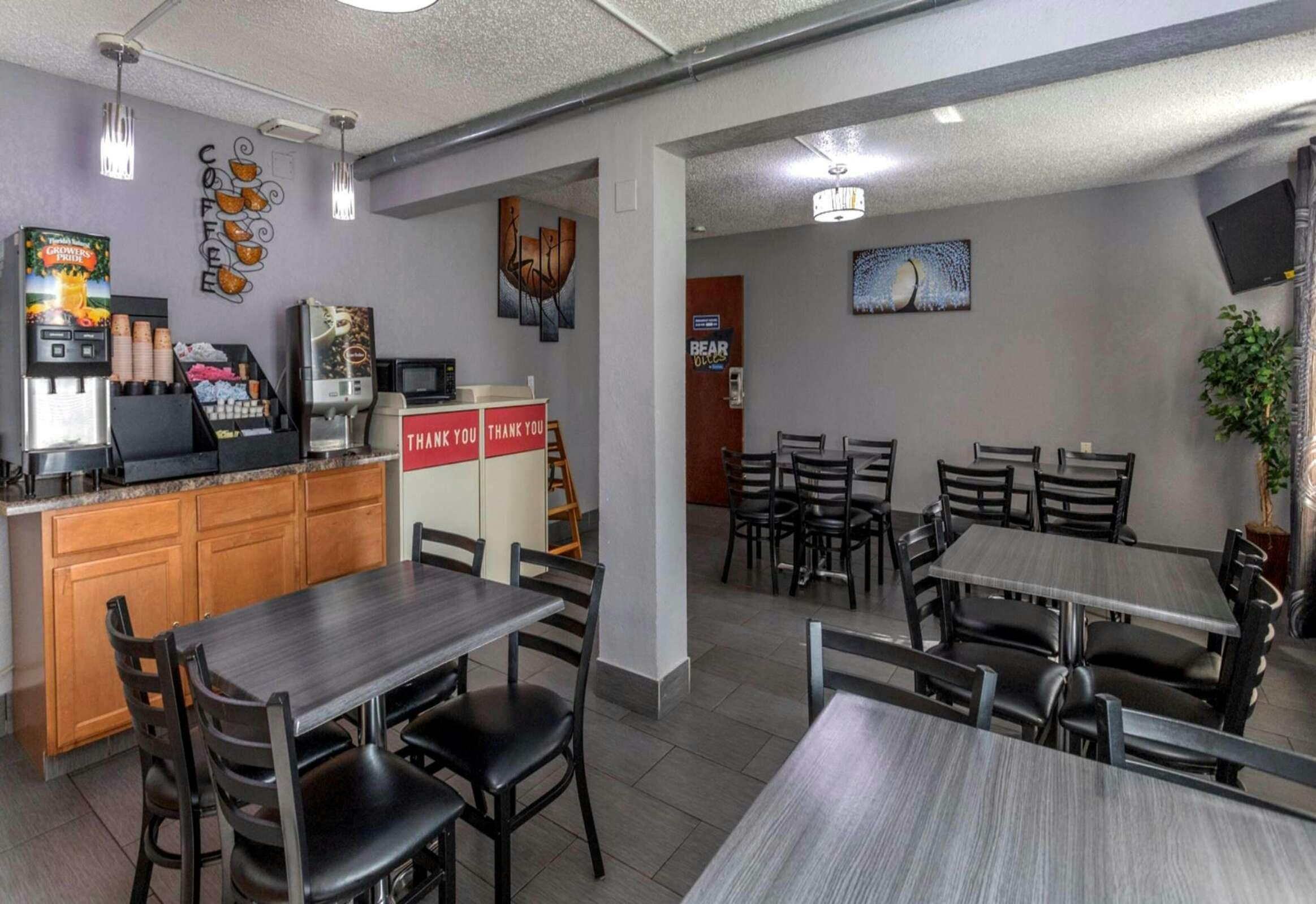 Hotel Travelodge by Wyndham Muskegon photo 4