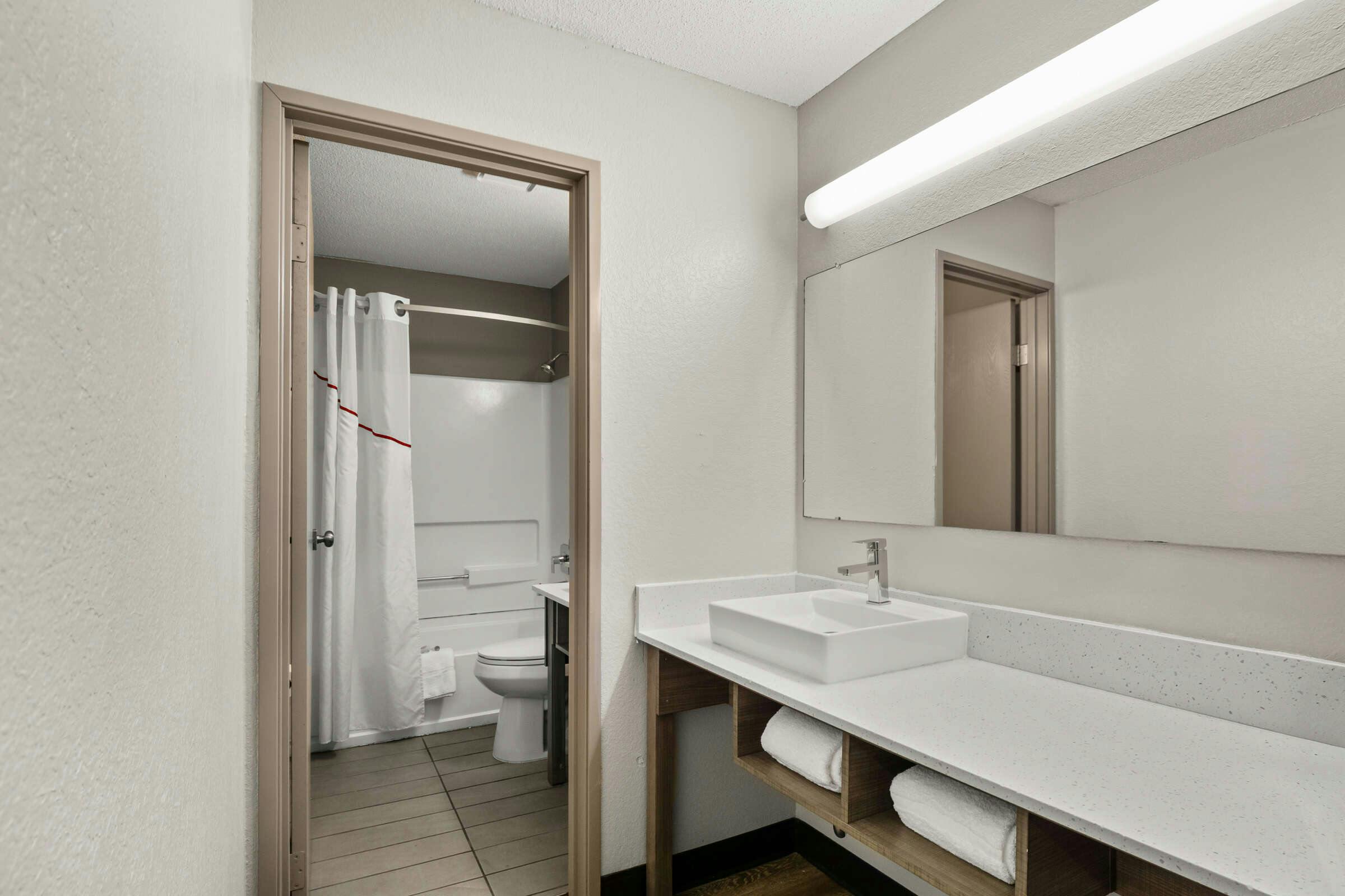 Hotel Red Roof Plus+ Belleville photo 3