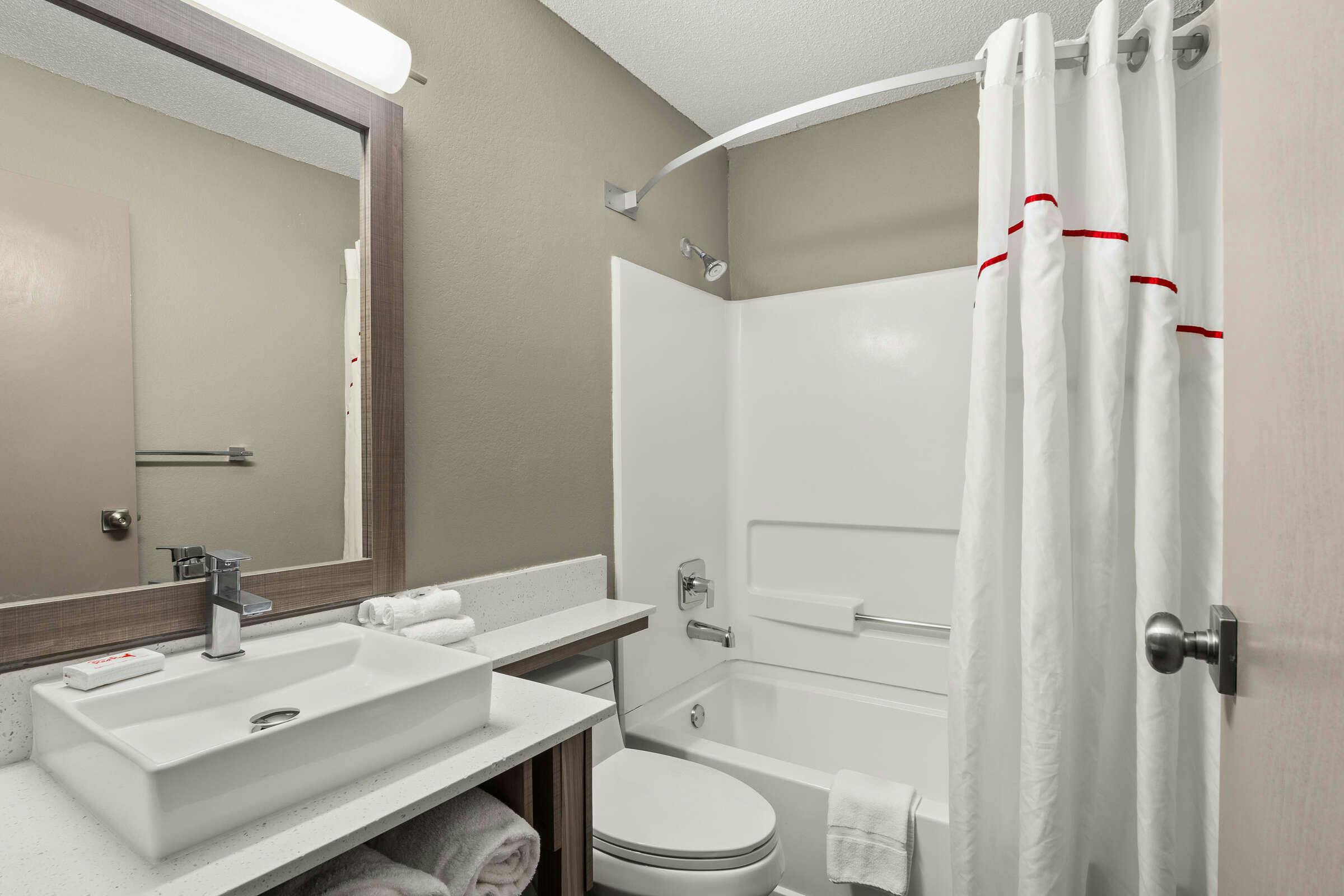 Hotel Red Roof Plus+ Belleville photo 4