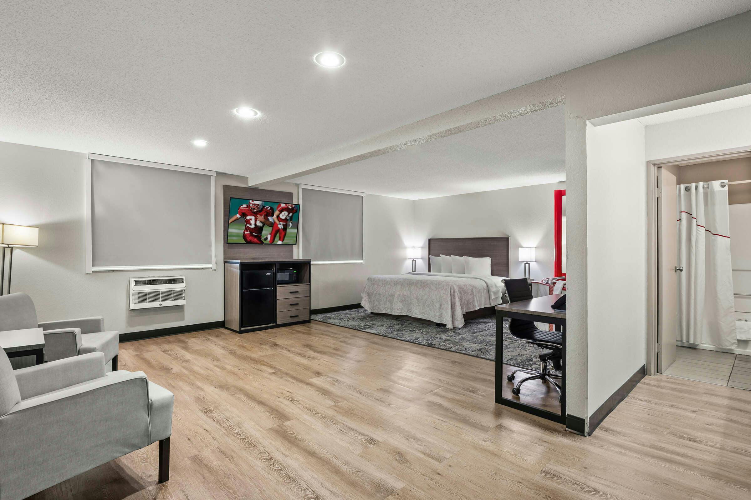 Hotel Red Roof Plus+ Belleville photo 2