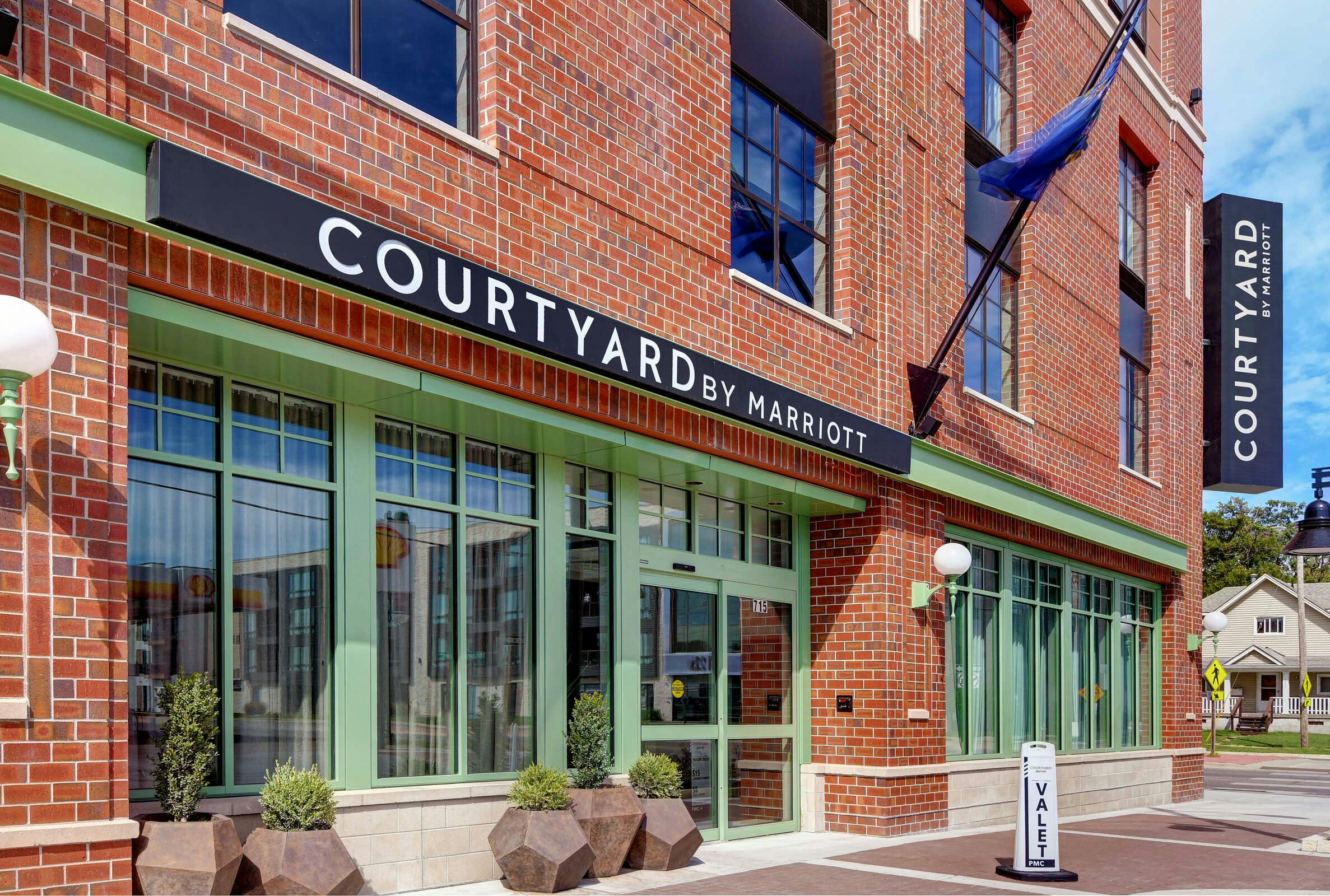 Hotel Courtyard Manhattan Aggieville photo 1
