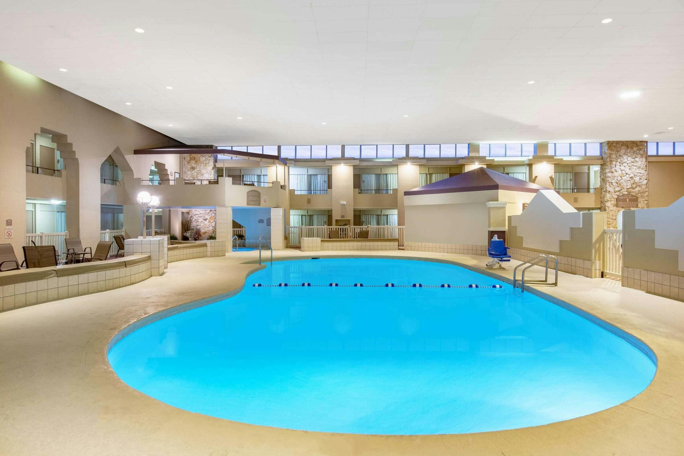 Hotel Ramada by Wyndham Midtown Grand Island photo 3