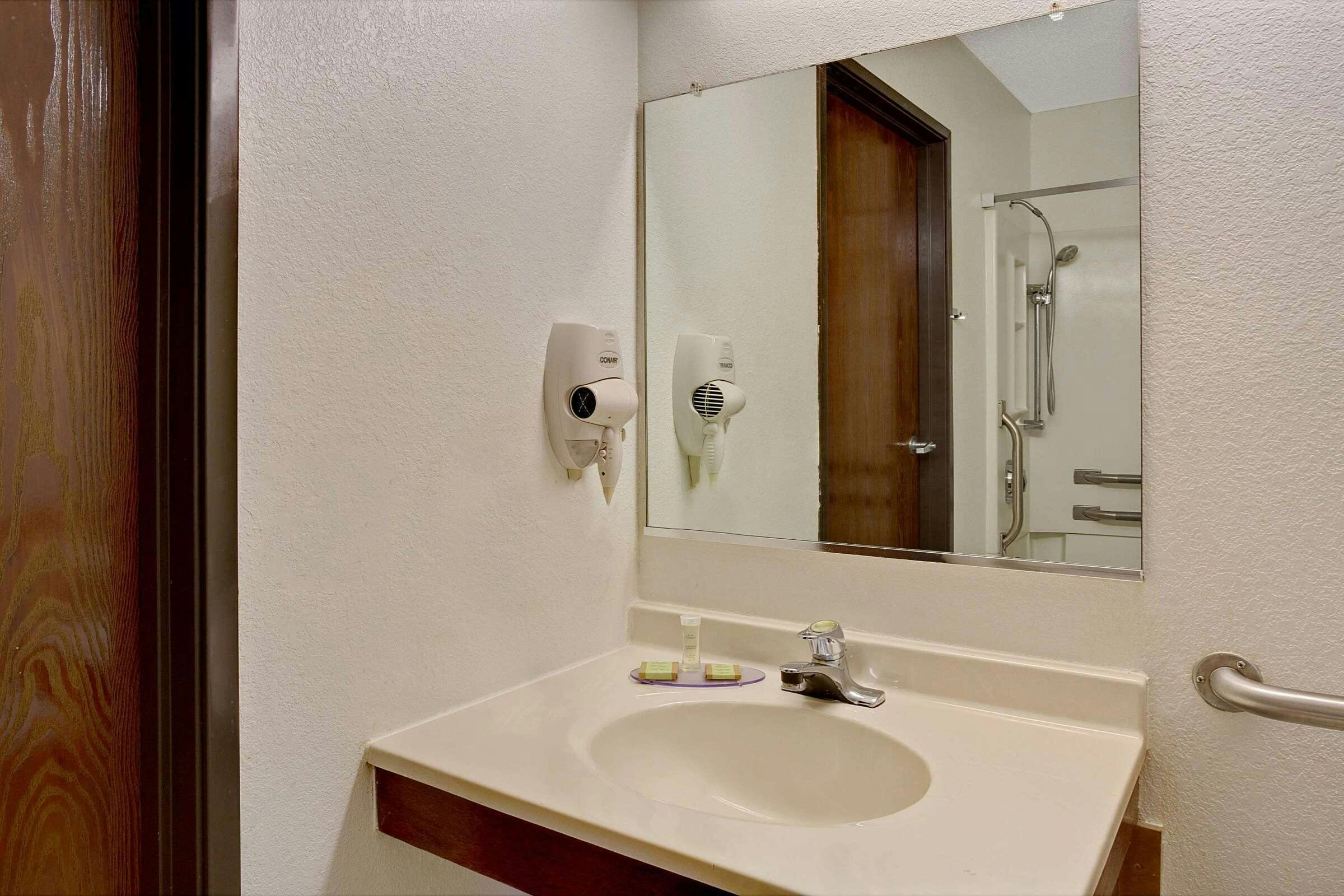 Hotel Super 8 by Wyndham Newport News/Jefferson Ave. photo 2