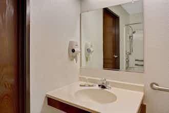 Hotel Super 8 by Wyndham Newport News/Jefferson Ave. photo 2