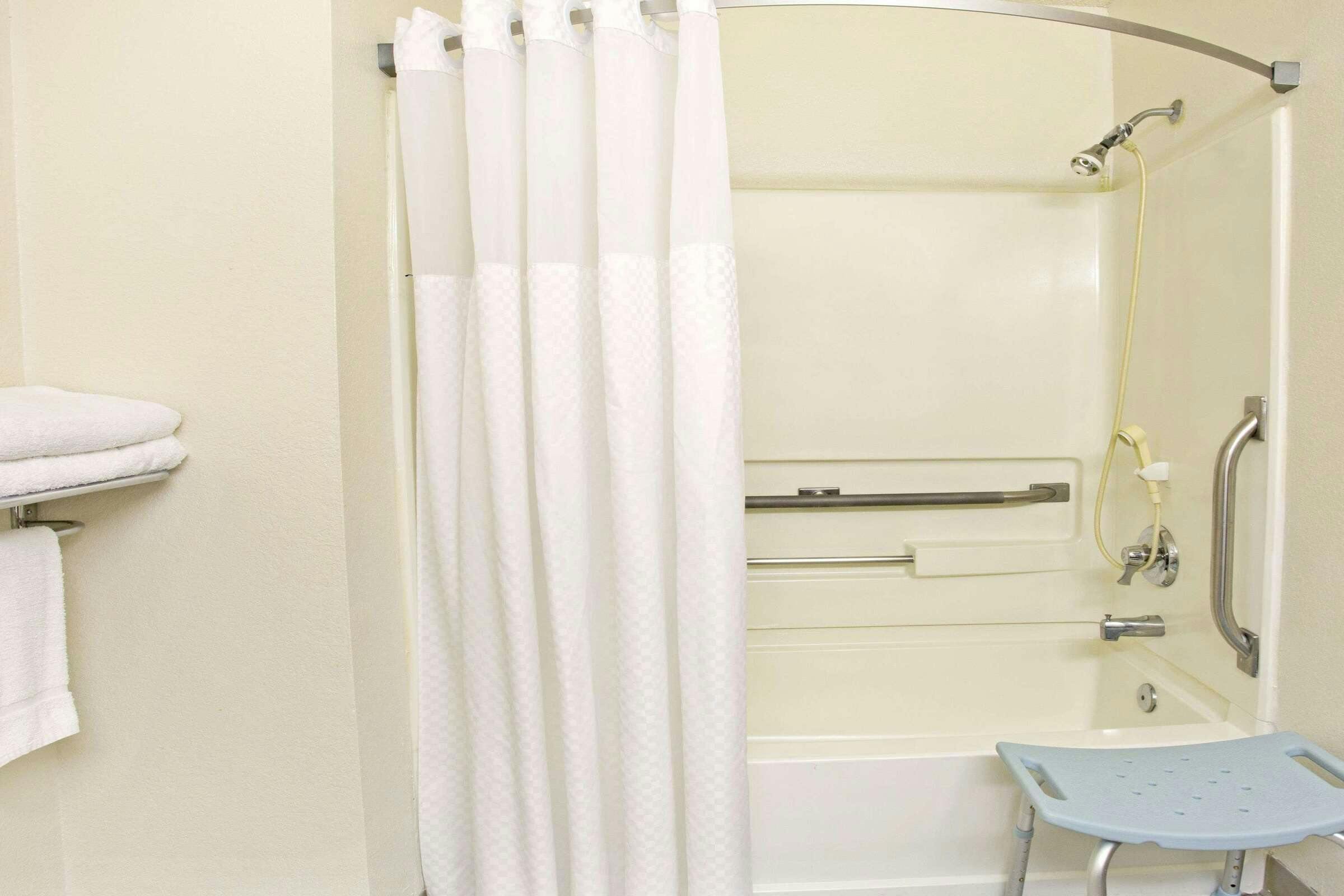 Hotel Super 8 by Wyndham Newport News/Jefferson Ave. photo 4