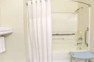 Hotel Super 8 by Wyndham Newport News/Jefferson Ave. photo 4