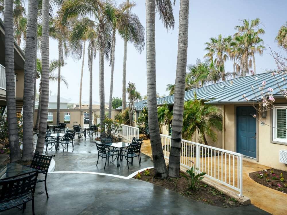 PB Surf Beachside Inn