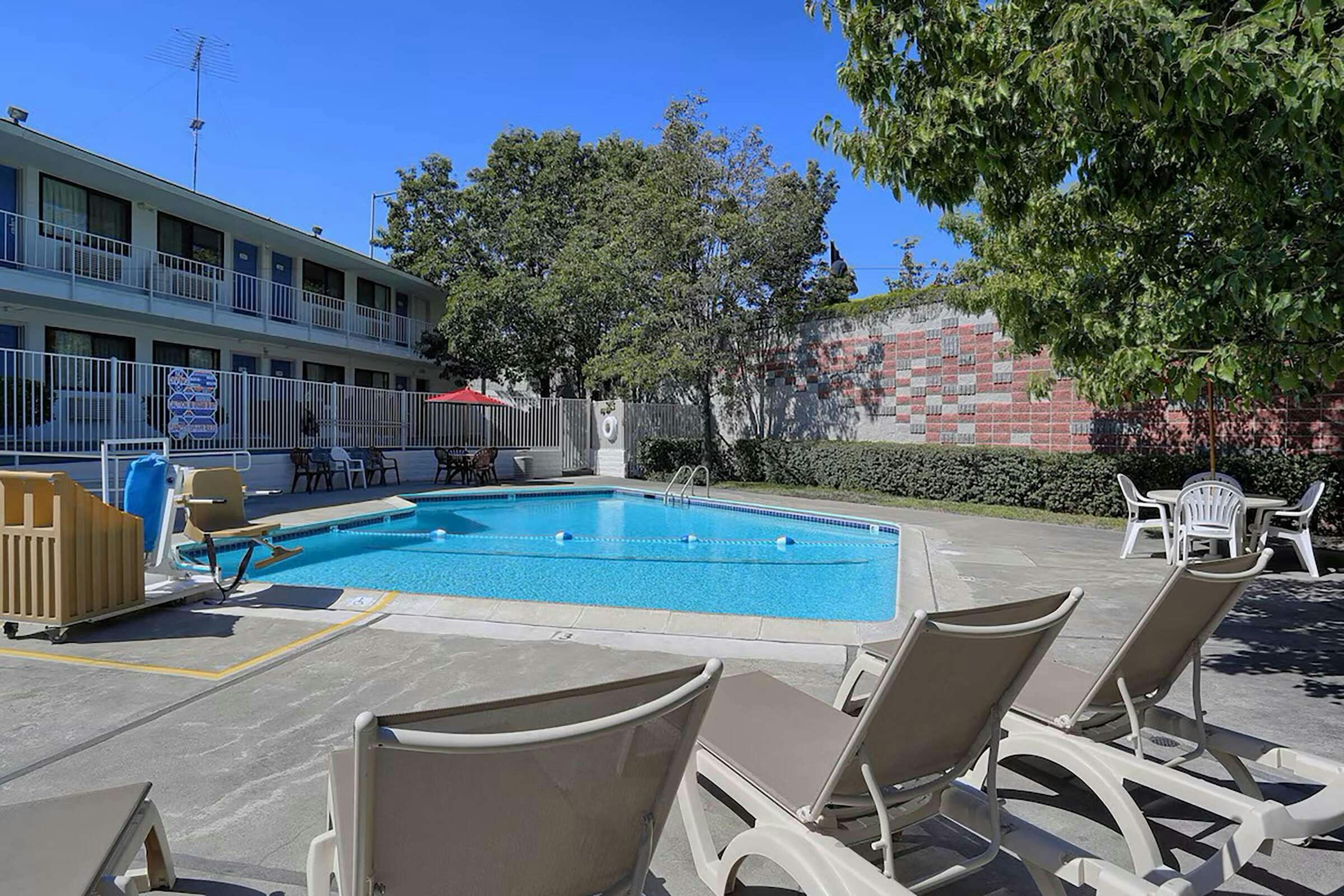 Hotel Super 8 by Wyndham Walnut Creek photo 1