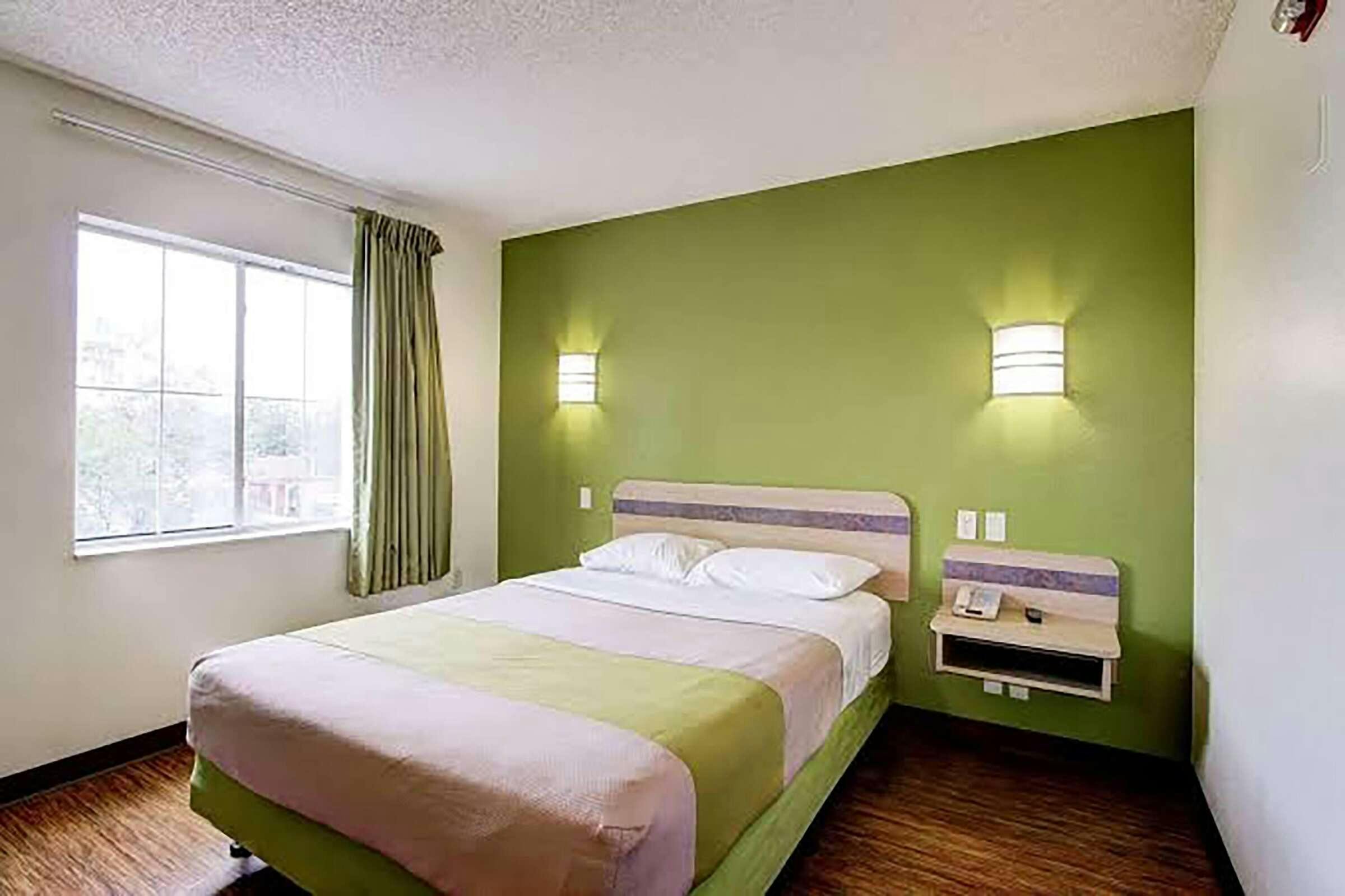 Hotel Super 8 by Wyndham Aurora East photo 1