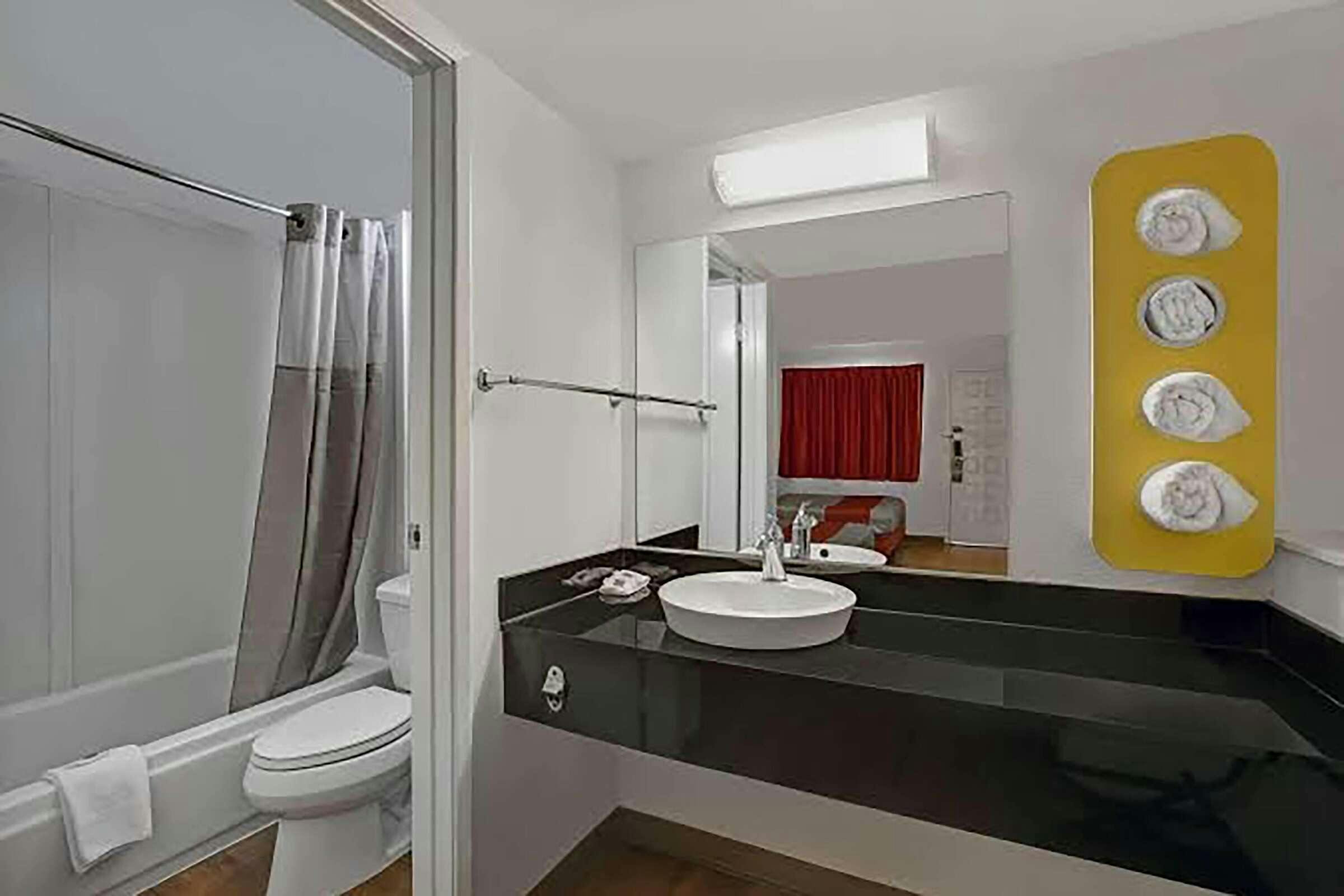 Hotel Super 8 by Wyndham Livermore photo 2