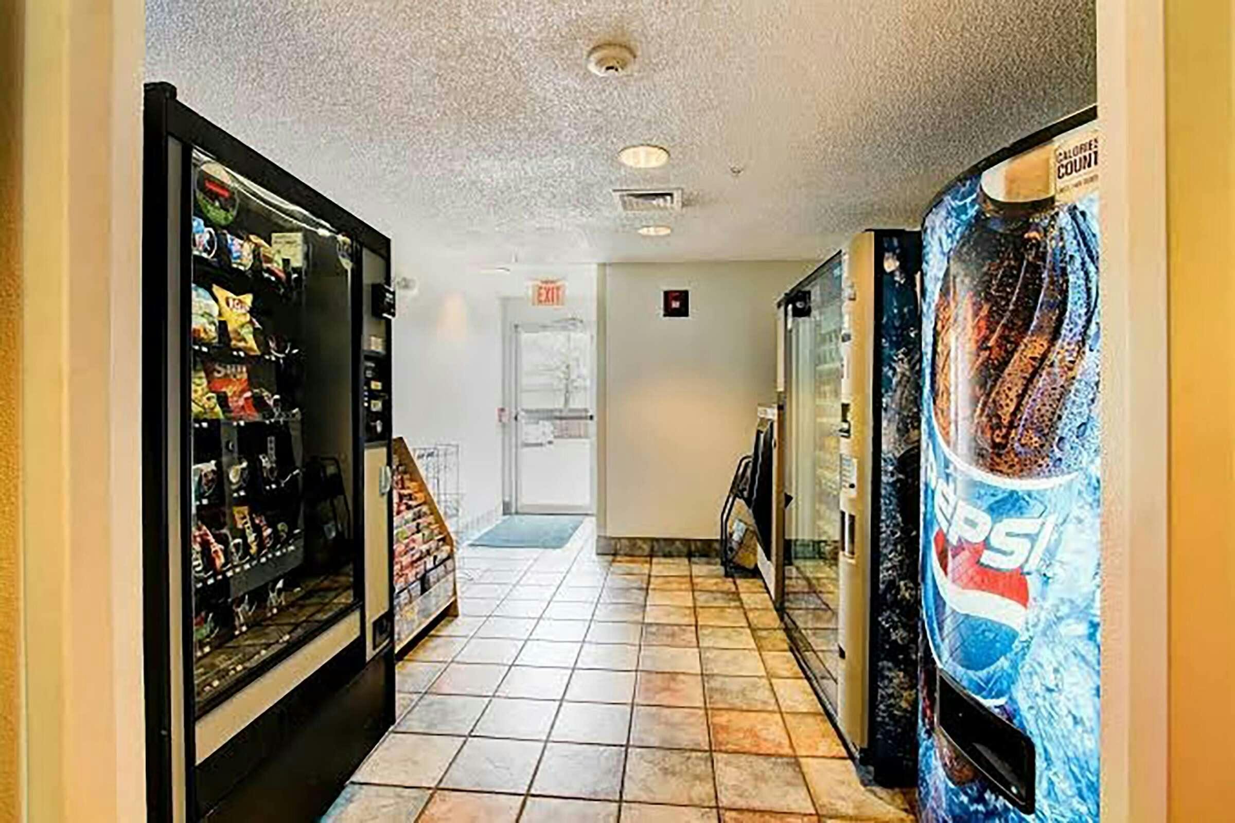 Hotel Super 8 by Wyndham Aurora East photo 2