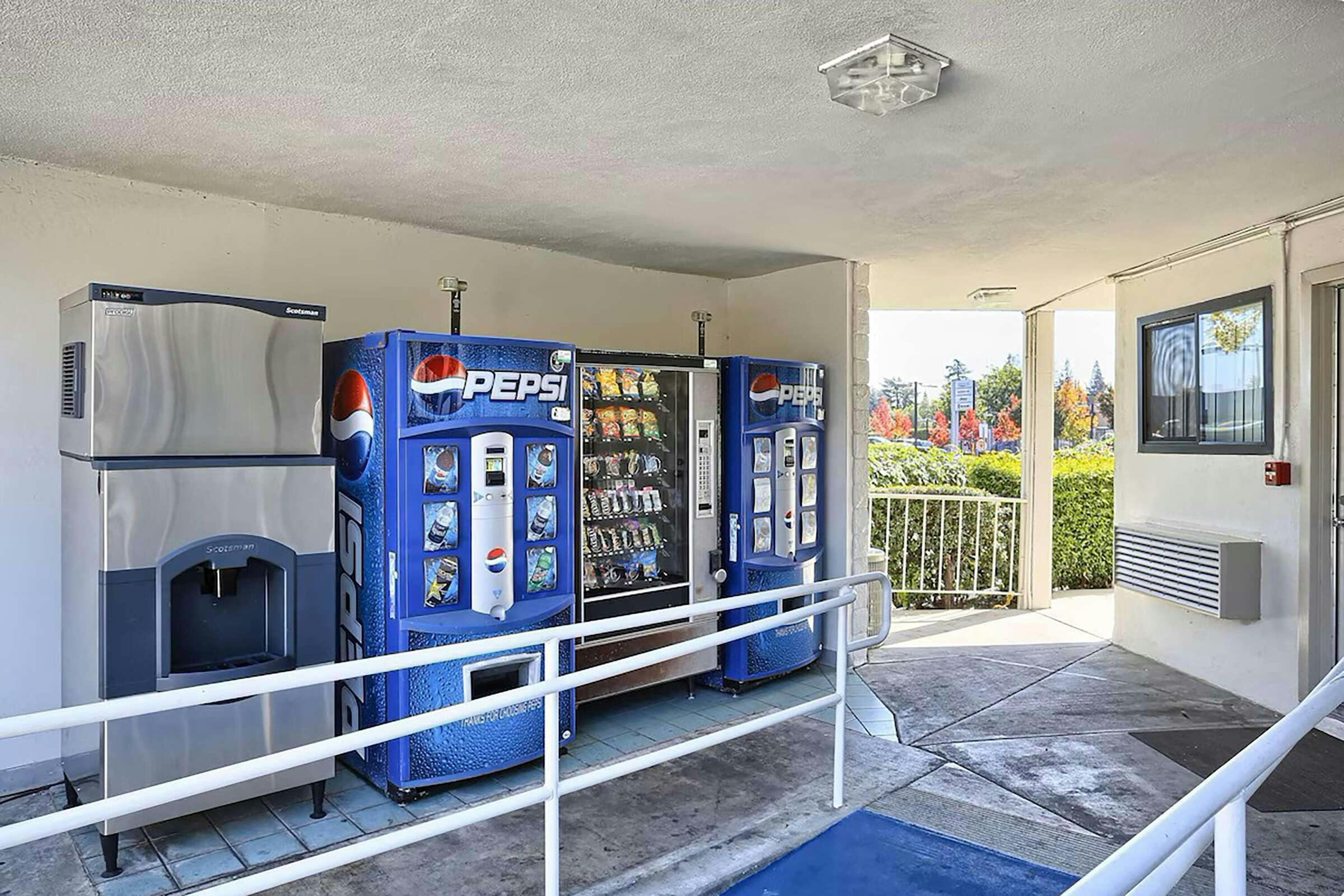 Hotel Super 8 by Wyndham Walnut Creek photo 3