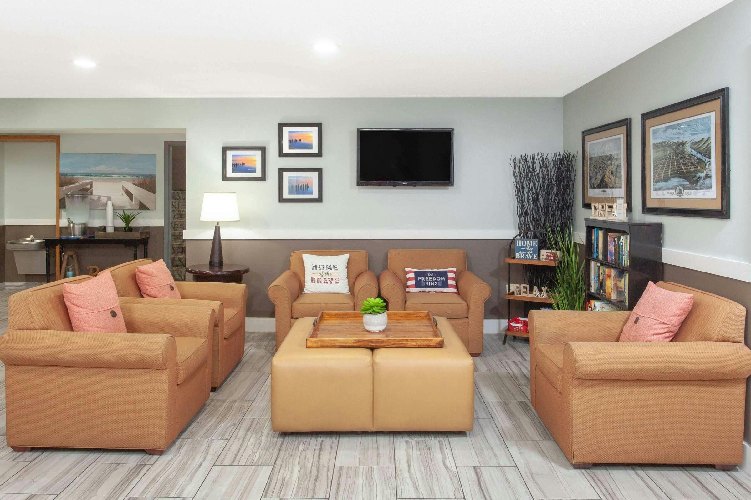 Hotel Baymont by Wyndham Grand Haven photo 2