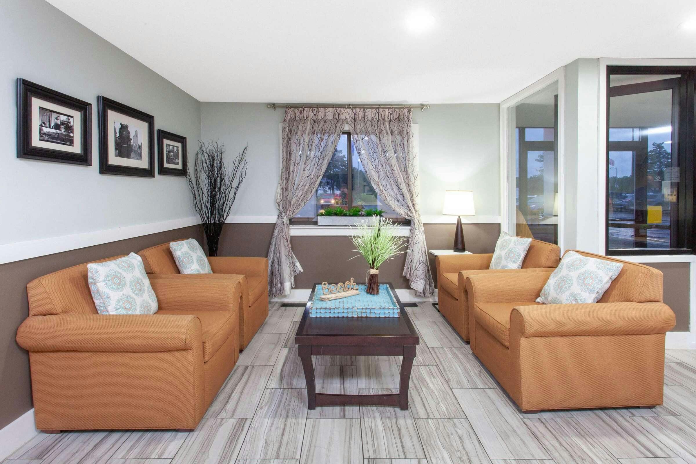 Hotel Baymont by Wyndham Grand Haven photo 3