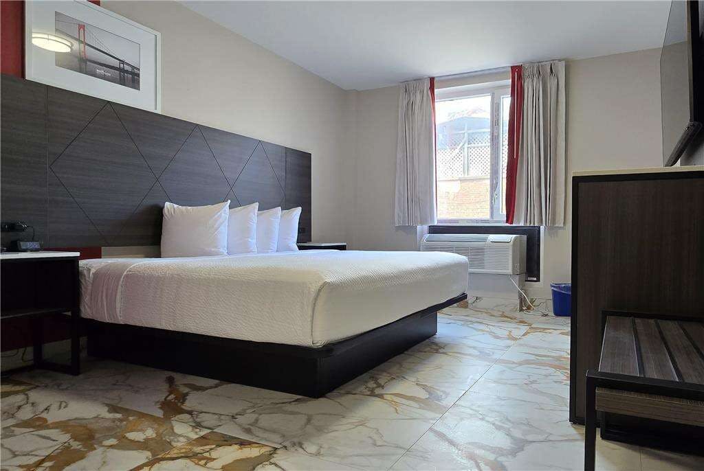 Hotel Ramada by Wyndham Brooklyn Empire Blvd photo 3