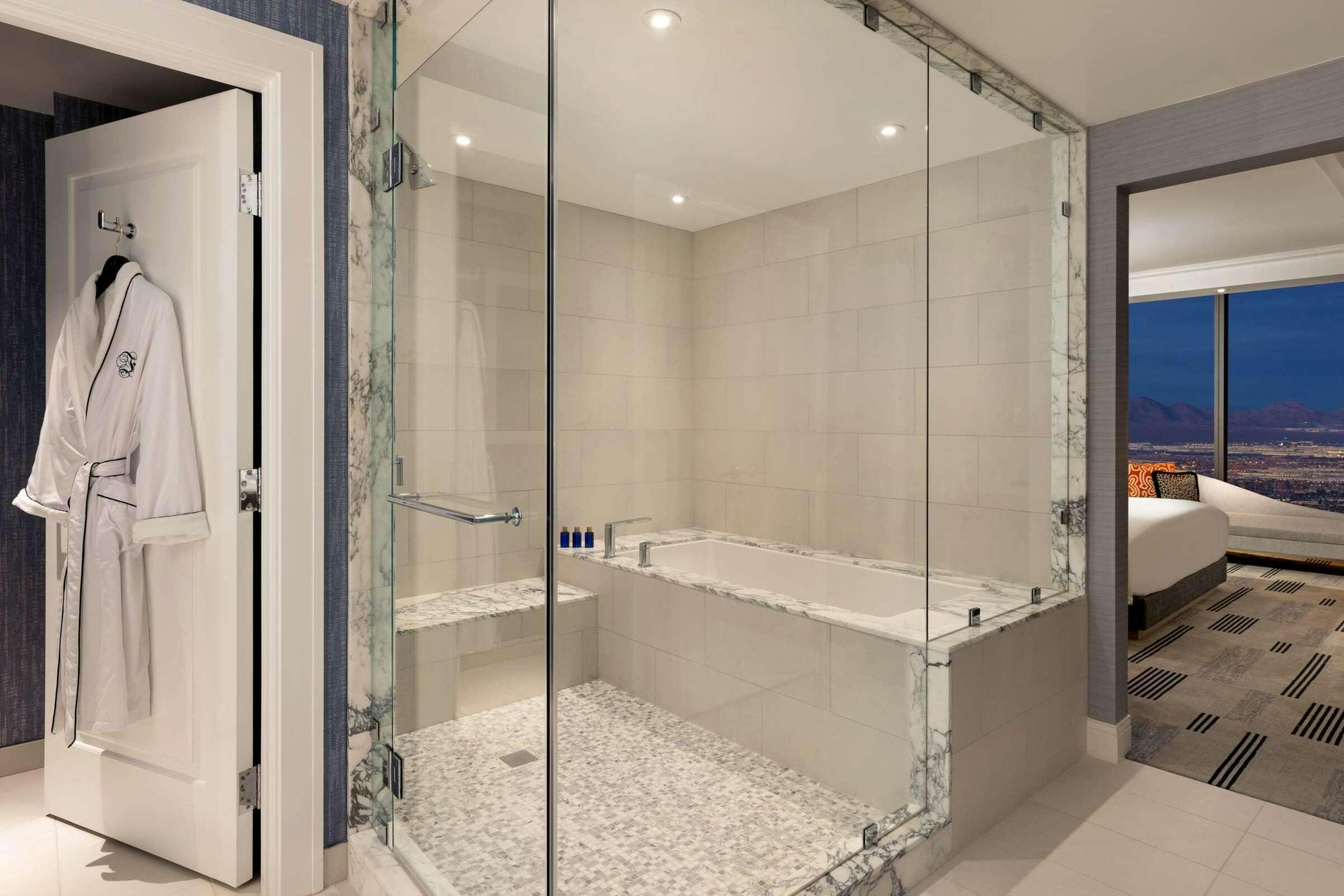 Hotel Fontainebleau Las Vegas, MICHELIN Key Award Hotel photo 3