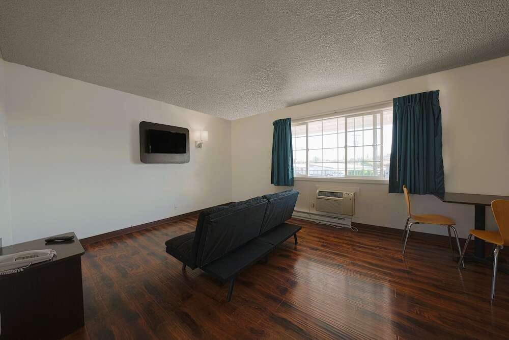 Hotel OYO Hotel St. Helens, OR photo 2