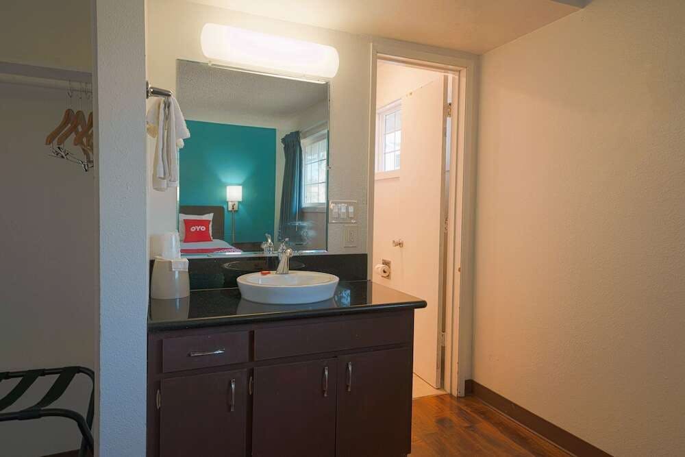 Hotel OYO Hotel St. Helens, OR photo 5