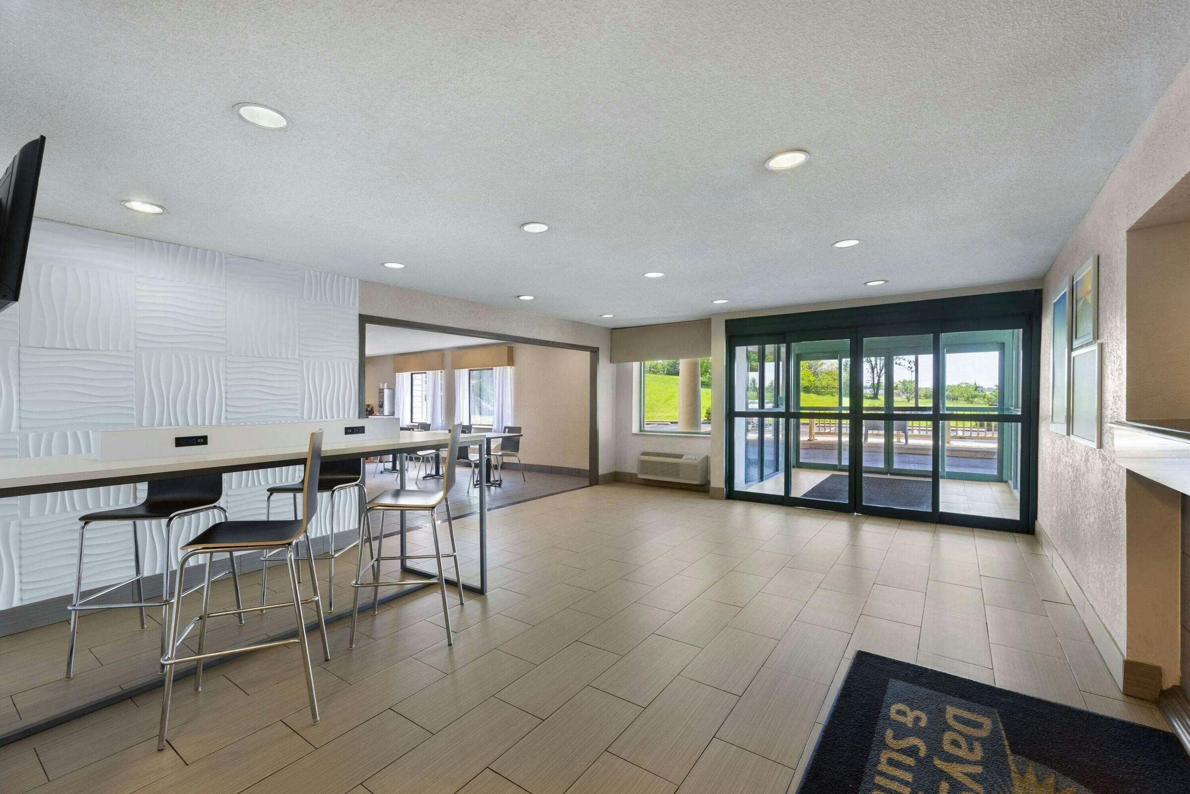 Hotel Days Inn Kansas City South photo 3