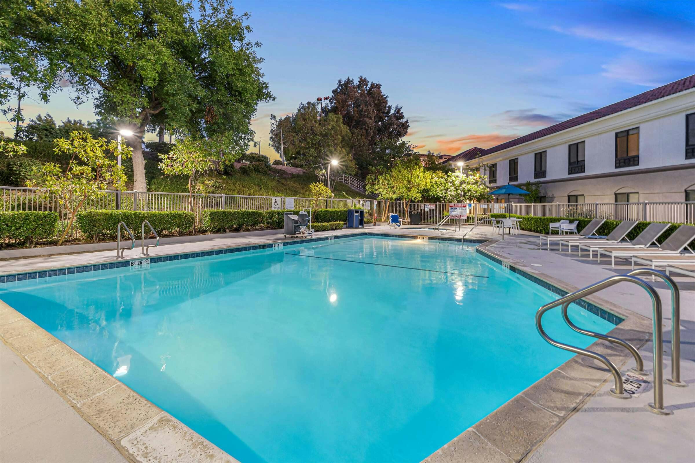 Hotel Best Western Valencia/Six Flags Inn & Suites photo 4