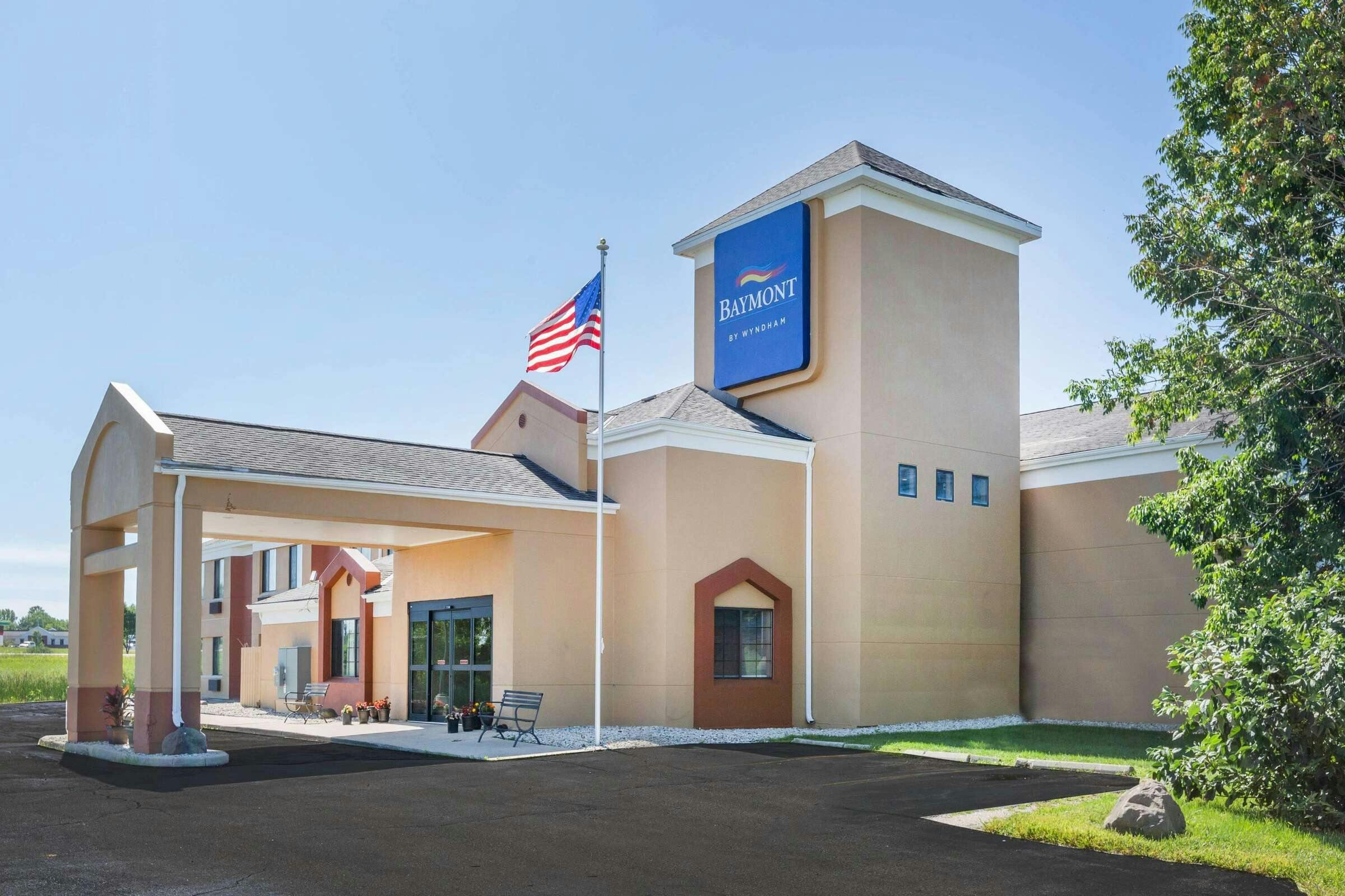 Hotel Baymont by Wyndham Mukwonago photo 1