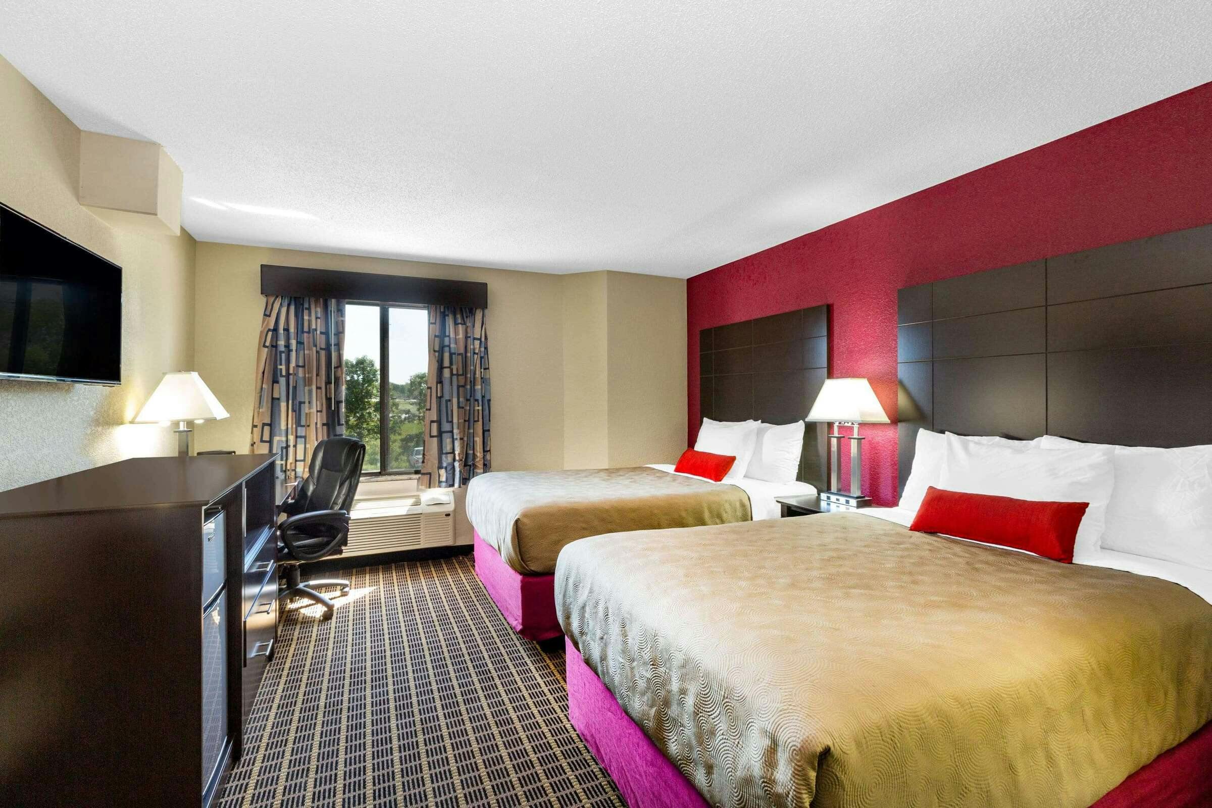 Hotel Baymont by Wyndham Mukwonago photo 5