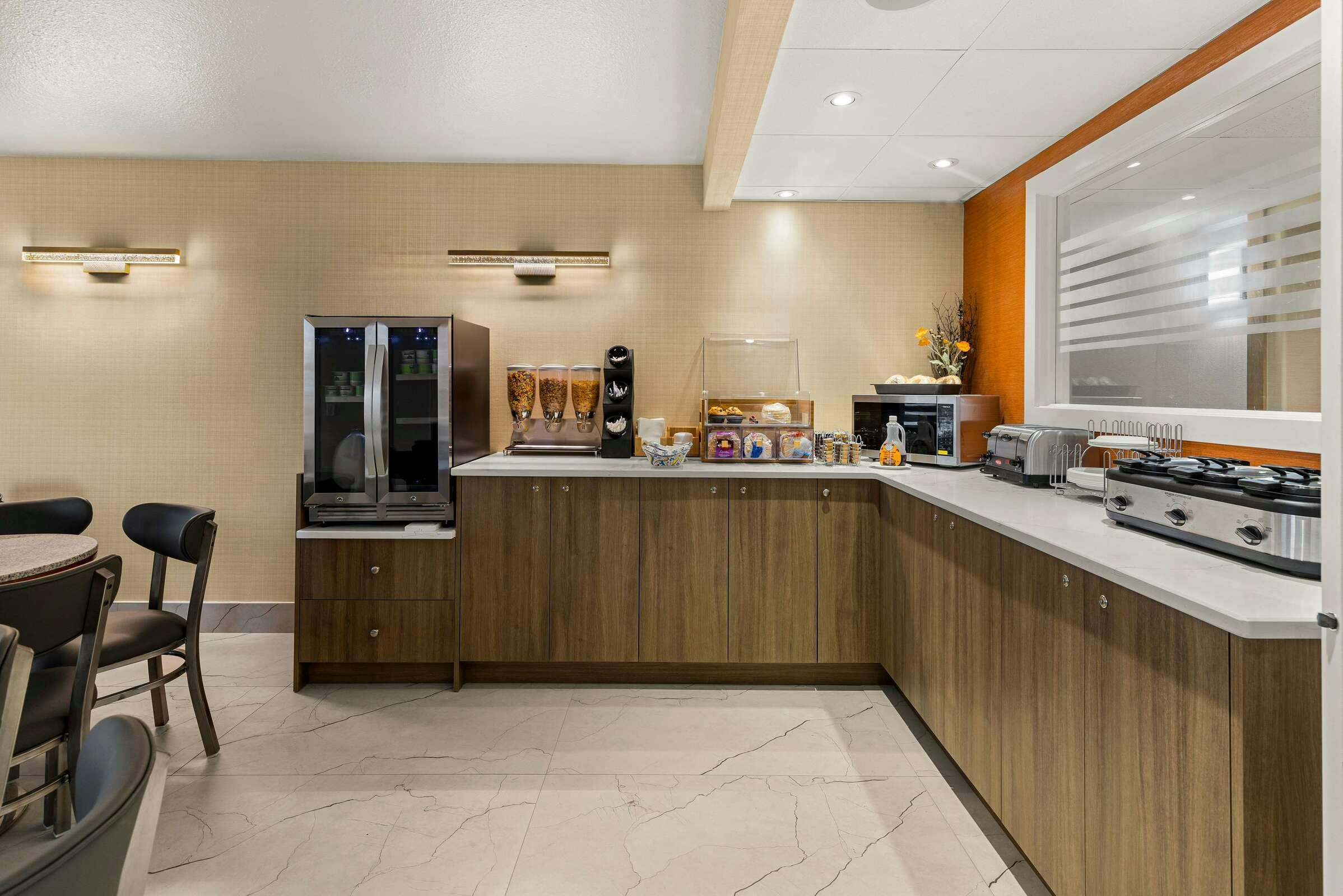 Hotel SureStay Plus By Best Western Brooks photo 4